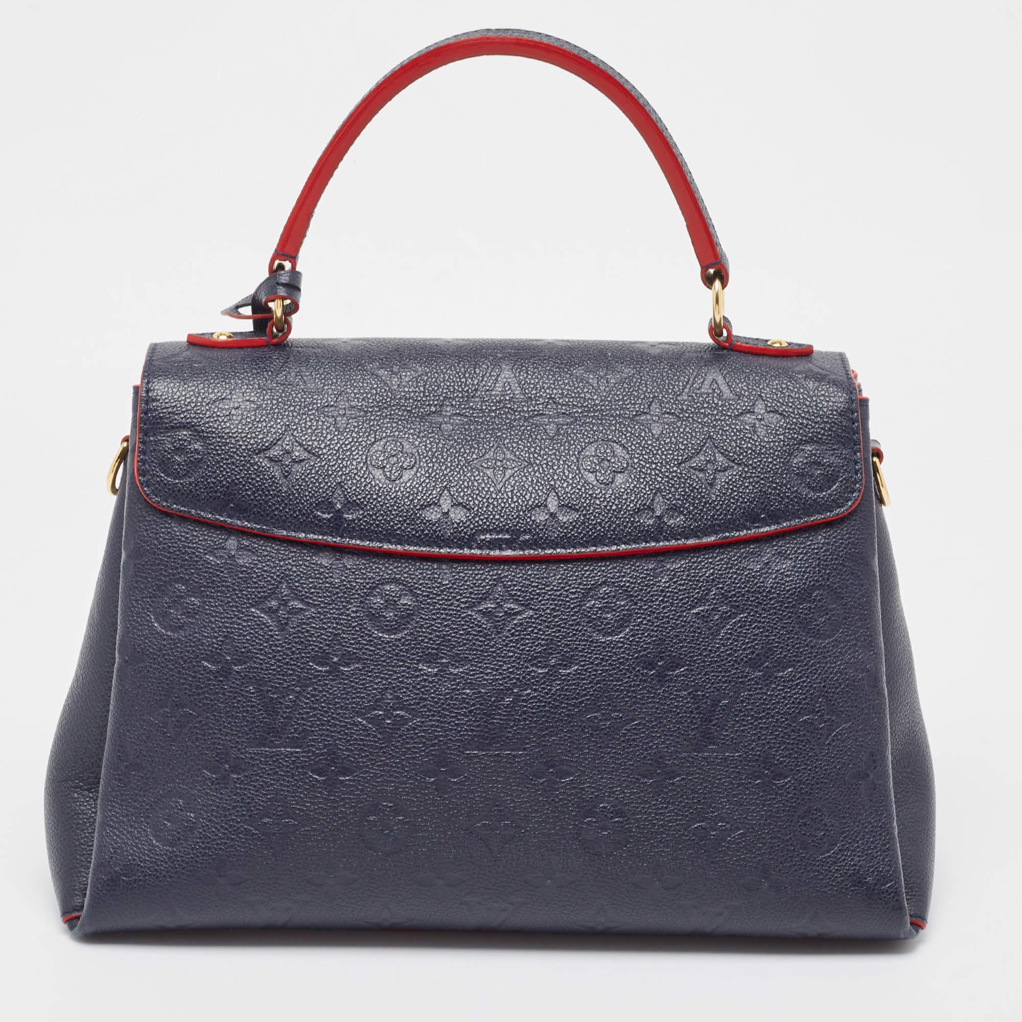 Los bolsos de diseño son los compañeros ideales para un sinfín de ocasiones Aquí tenemos una pieza que aúna moda y funcionalidad, elaborada con precisión. Está equipado con un interior de buen tamaño en el que caben fácilmente todos tus objetos