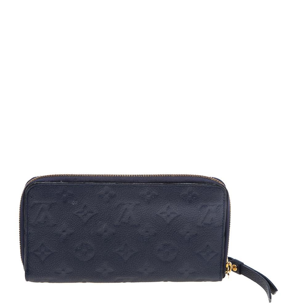 This Louis Vuitton Zippy wallet is conveniently designed for everyday use. Crafted from leather, the wallet has a wide zip closure that opens to reveal multiple slots, leather-lined compartments and a zip pocket for you to neatly arrange your daily