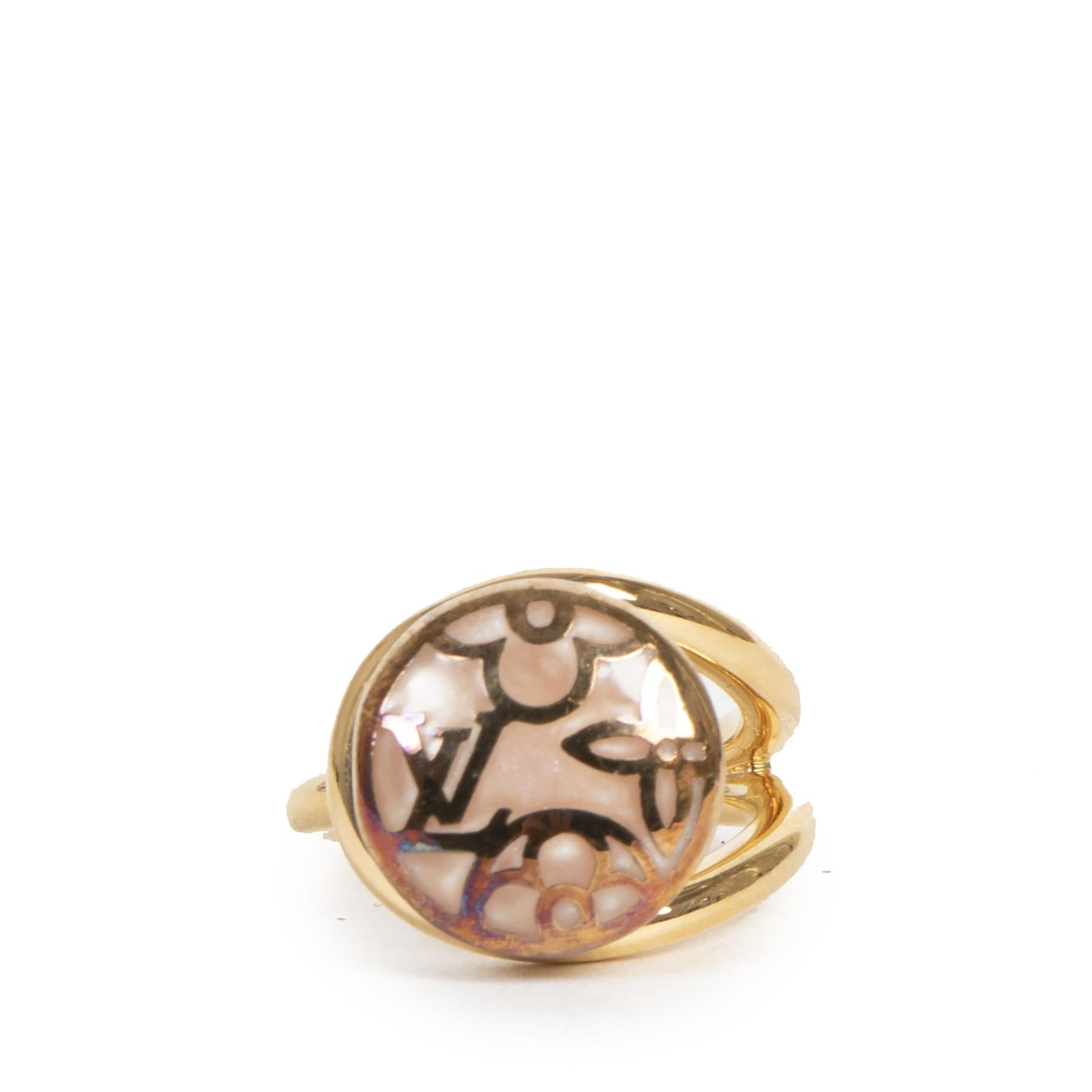 Very good condition

Louis Vuitton Celeste Ring - Size 52,5

A piece of jewellery is the easiest way to turn any ensemble into an elegant look. The Louis Vuitton Celeste Ring is the perfect piece to add some sparkle to your look. It features a pink