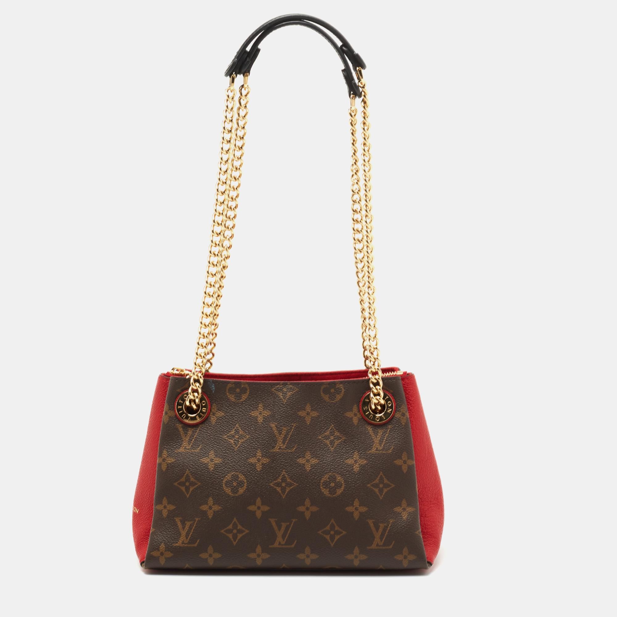Get style and carry your essentials with ease using this LV shoulder bag. It has been crafted using high-quality materials to be a standout accessory.

