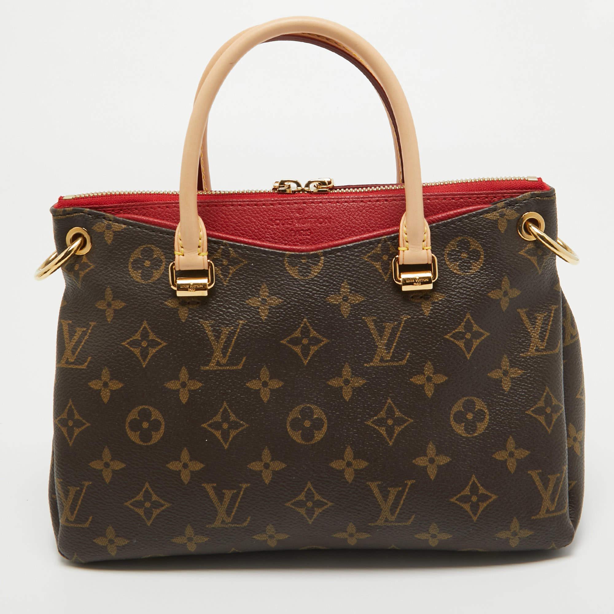 Accessorise like a pro with this trendy and functional bag from Louis Vuitton. This rich and classy Pallas bag is made from Monogram Canvas into a smart silhouette. The inside of the bag is lined with Alcantara that has a smooth texture. It features