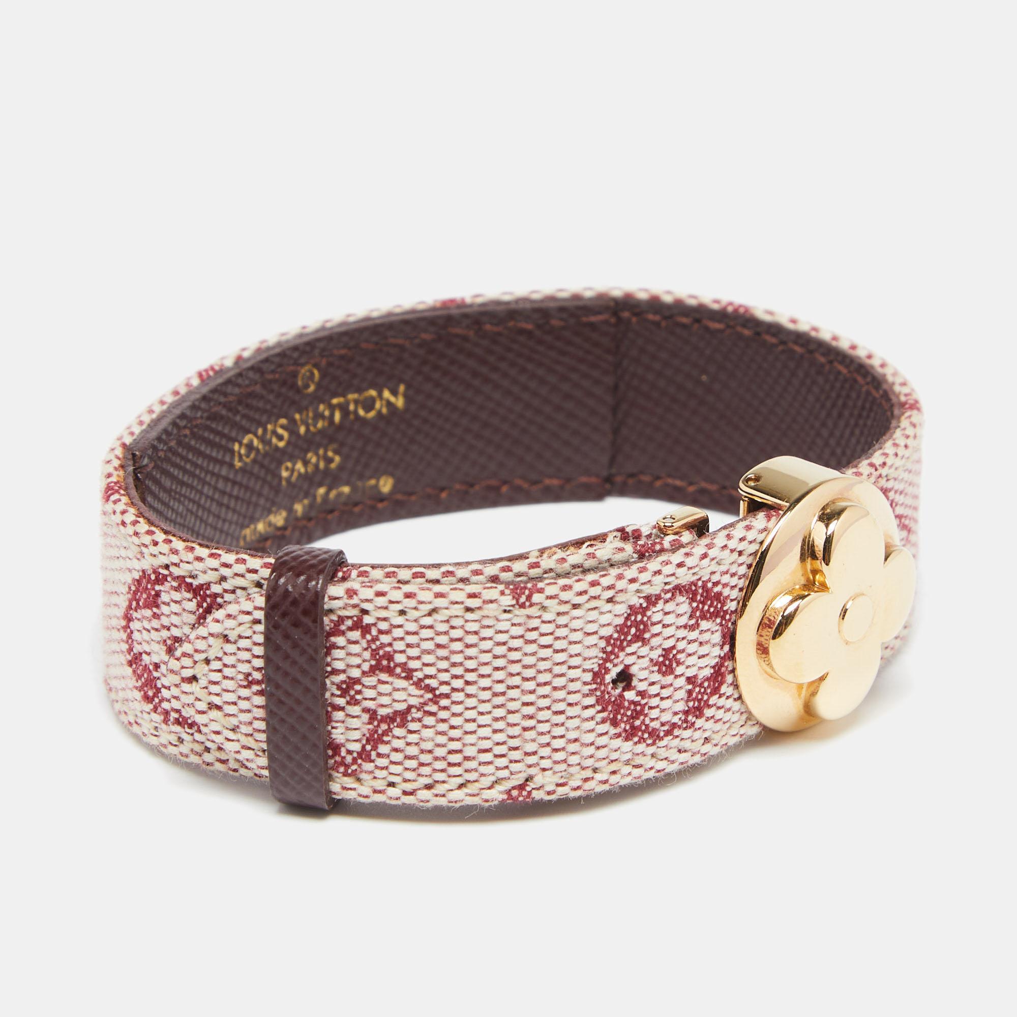 This Millennium Wish bracelet by Louis Vuitton is an instantly-recognizable designer accessory as it comes highlighted by the brand's signature elements. The bracelet is made of Mini Lin Monogram canvas and gold-tone metal.

Includes: Original