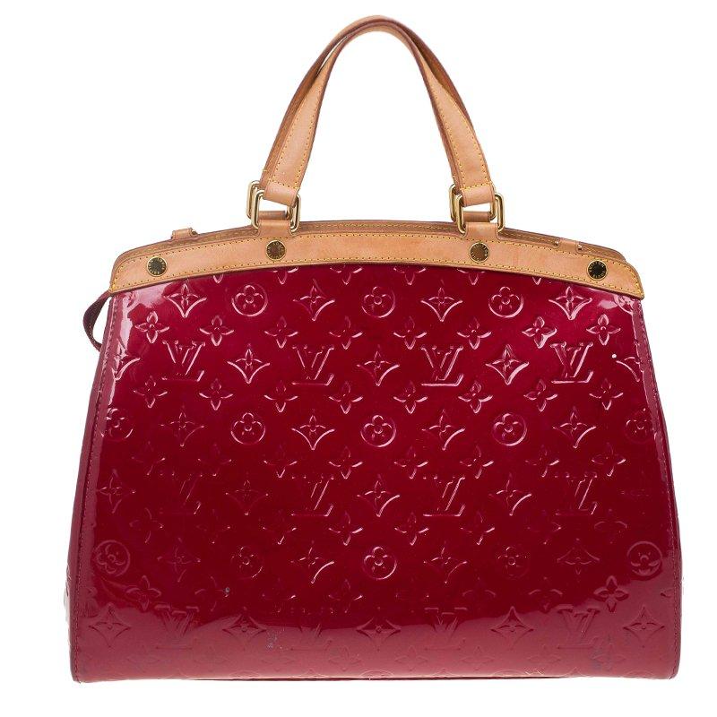 A feminine, modern take on the classic doctor’s bag, this Louis Vuitton Cerise Monogram Brea Bag features an adjustable and detachable shoulder strap and two flat handles on top. It comes with protective feet and a gold-toned zip-up closure that
