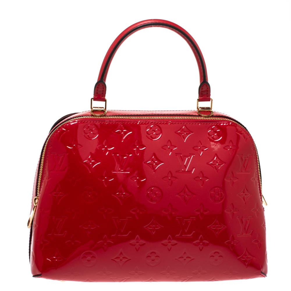 The celebrated house of Louis Vuitton brings to you this high-end handbag with a classy finish. Amp up your look in a jiffy when you accessorize with this bag. Crafted from the brand's signature Monogram Vernis leather, it comes in a lovely shade of