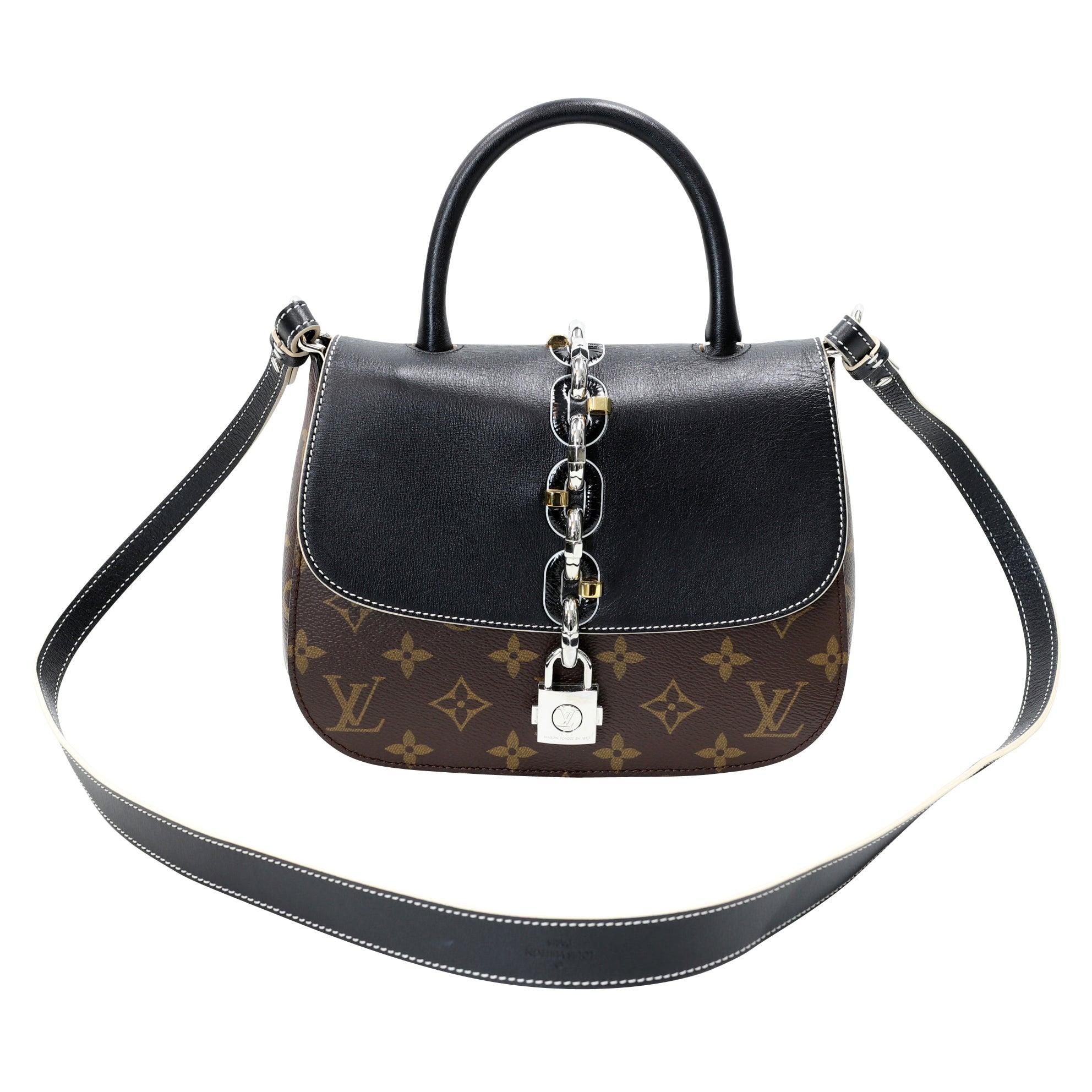 Surprising small model Chain It Louis Vuitton shoulder bag in monogram canvas and black leather, hardware in gilt and silver metal , simple handle in black leather, one shoulder strap in black leather allowing the bag to be worn in the hand or on