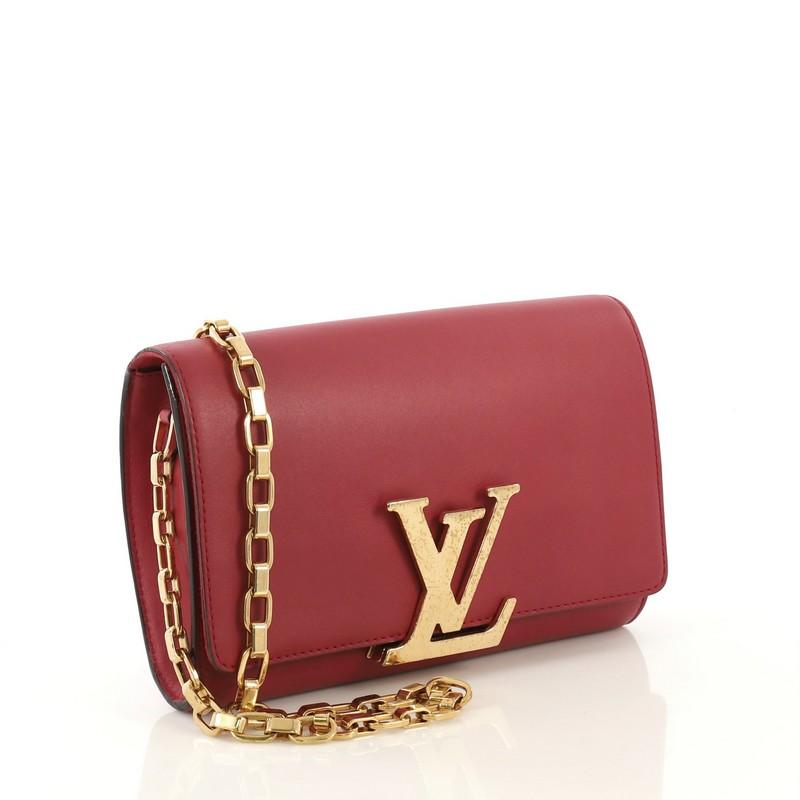 This Louis Vuitton Chain Louise Clutch Leather GM, crafted in red leather, features an oversized LV logo flip lock clasp closure, chain link strap and gold-tone hardware. Its flap opens to a red microfiber and leather interior with zip pocket and