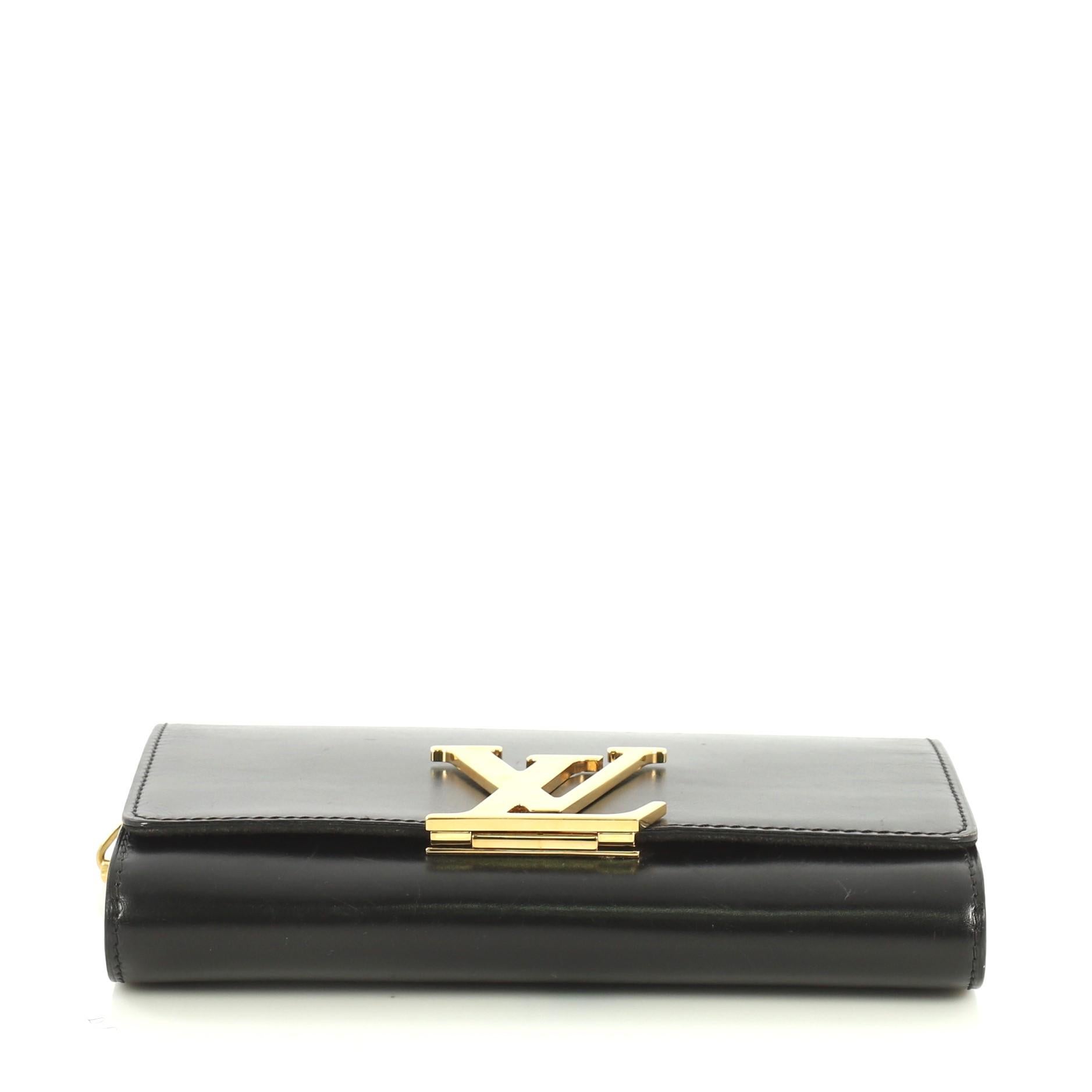 Louis Vuitton Chain Louise Clutch Leather GM In Good Condition In NY, NY