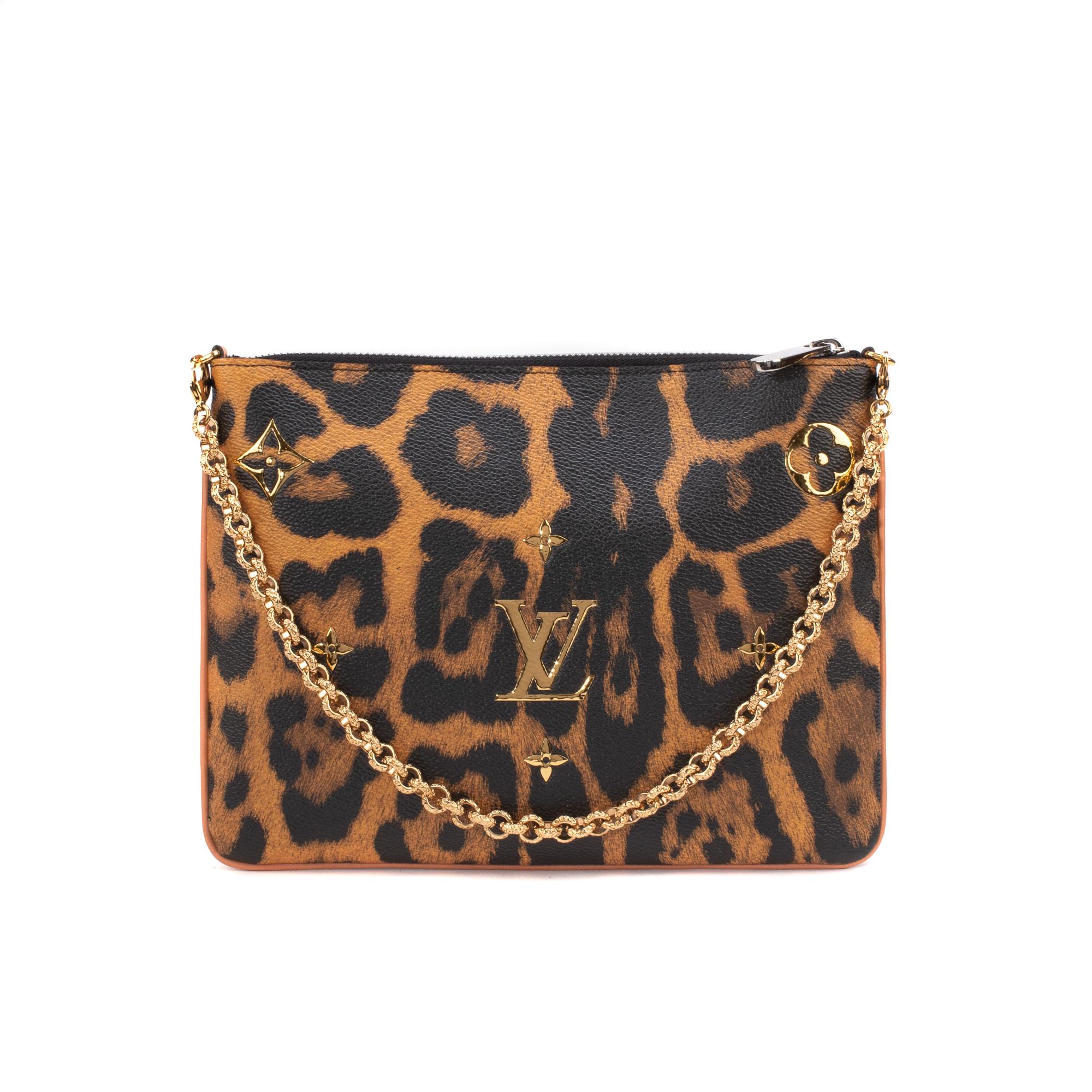 Superb Louis Vuitton pocket bag ultra-limited series designated by Jeff Koons and not found in stores. This elegant way of carrying the essentials brings to perfection the gold-studded Monogram, reflective metallic letters as well as the leopard