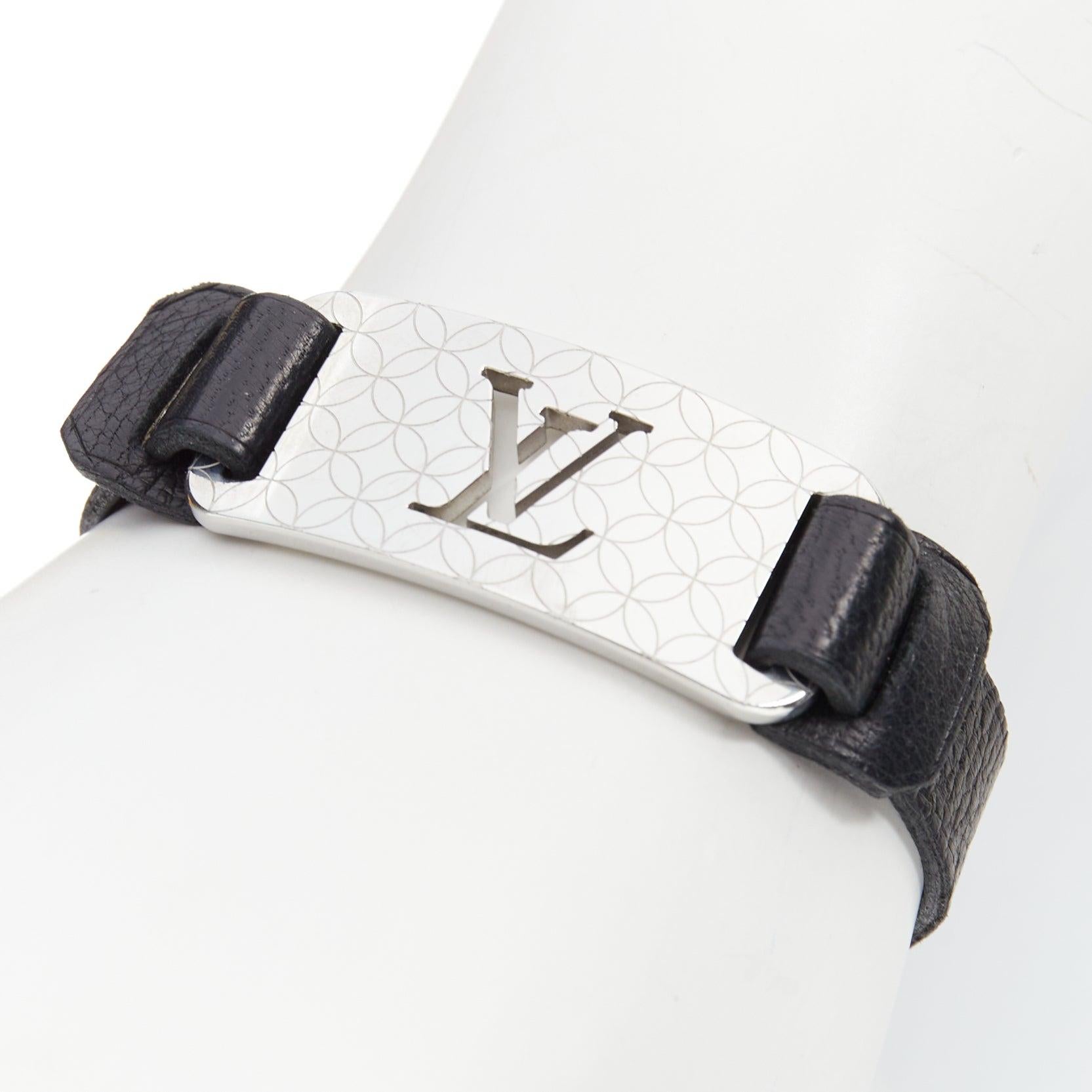 LOUIS VUITTON Champs Elysee black leather floral motif LV metal plate bracelet
Reference: TGAS/E00849
Brand: Louis Vuitton
Material: Leather, Metal
Color: Black, Silver
Pattern: Solid
Closure: Belt
Extra Details: This collectable bracelet from Louis
