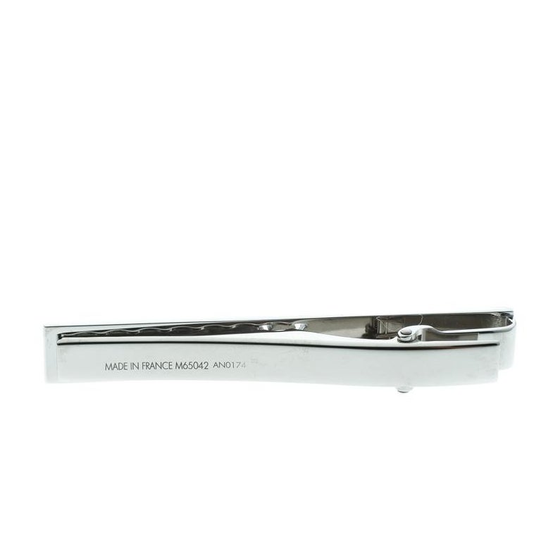 Louis Vuitton Champs Elysees Engraved Monogram Flower Silver Tone Tie Pin For Sale at 1stdibs