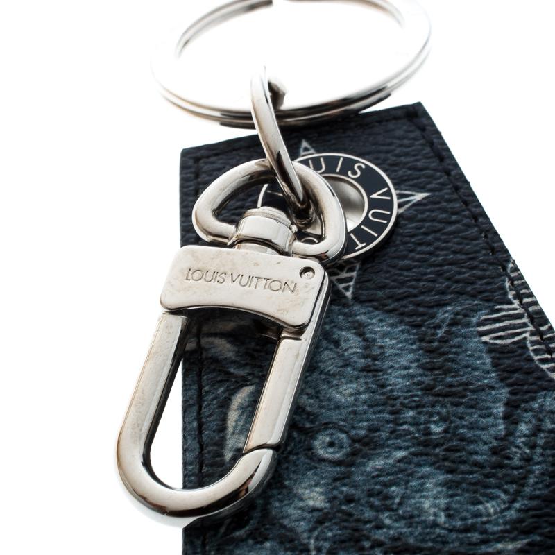 This Louis Vuitton key holder is made from the printed canvas as well as silver-tone metal, and we can't help but admire its fine finish and simple design. The ring, snap hook and tag's eyelet has signature engravings for you to flaunt.

Includes: