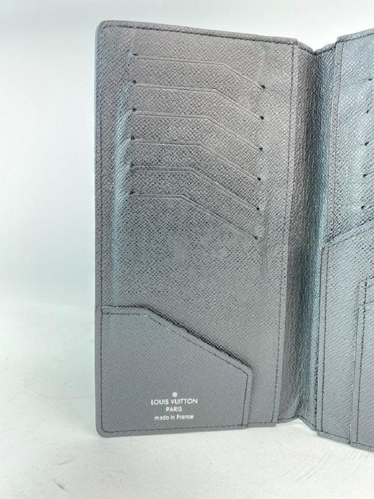 Louis Vuitton Charcoal Black Glacier Taiga Leather Brazza Long Wallet 17LVA1022 In Good Condition For Sale In Dix hills, NY