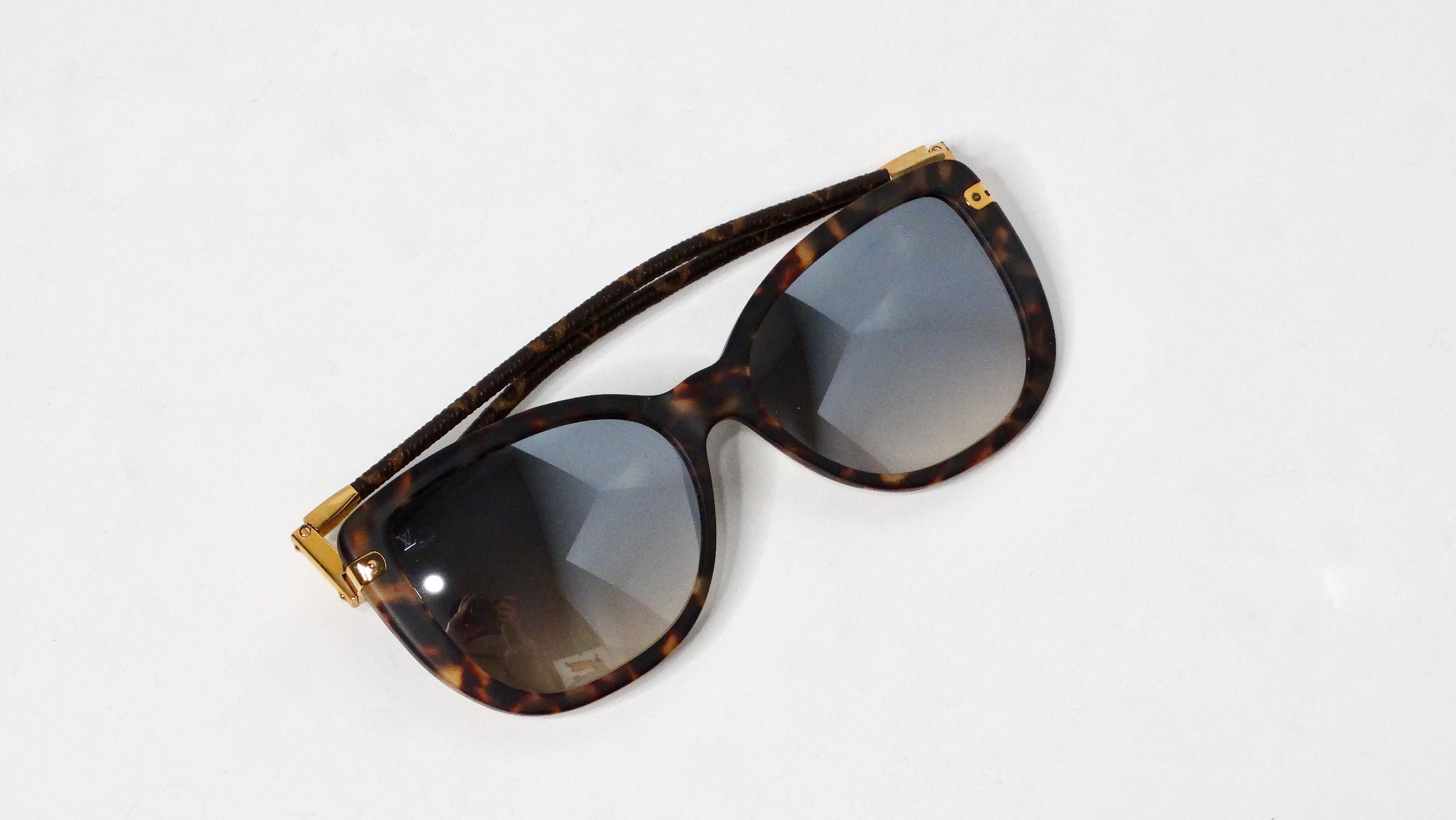 Gris Lunettes de soleil pliables Louis Vuitton Charlotte Frame Tortoise Acetate Monogram en vente