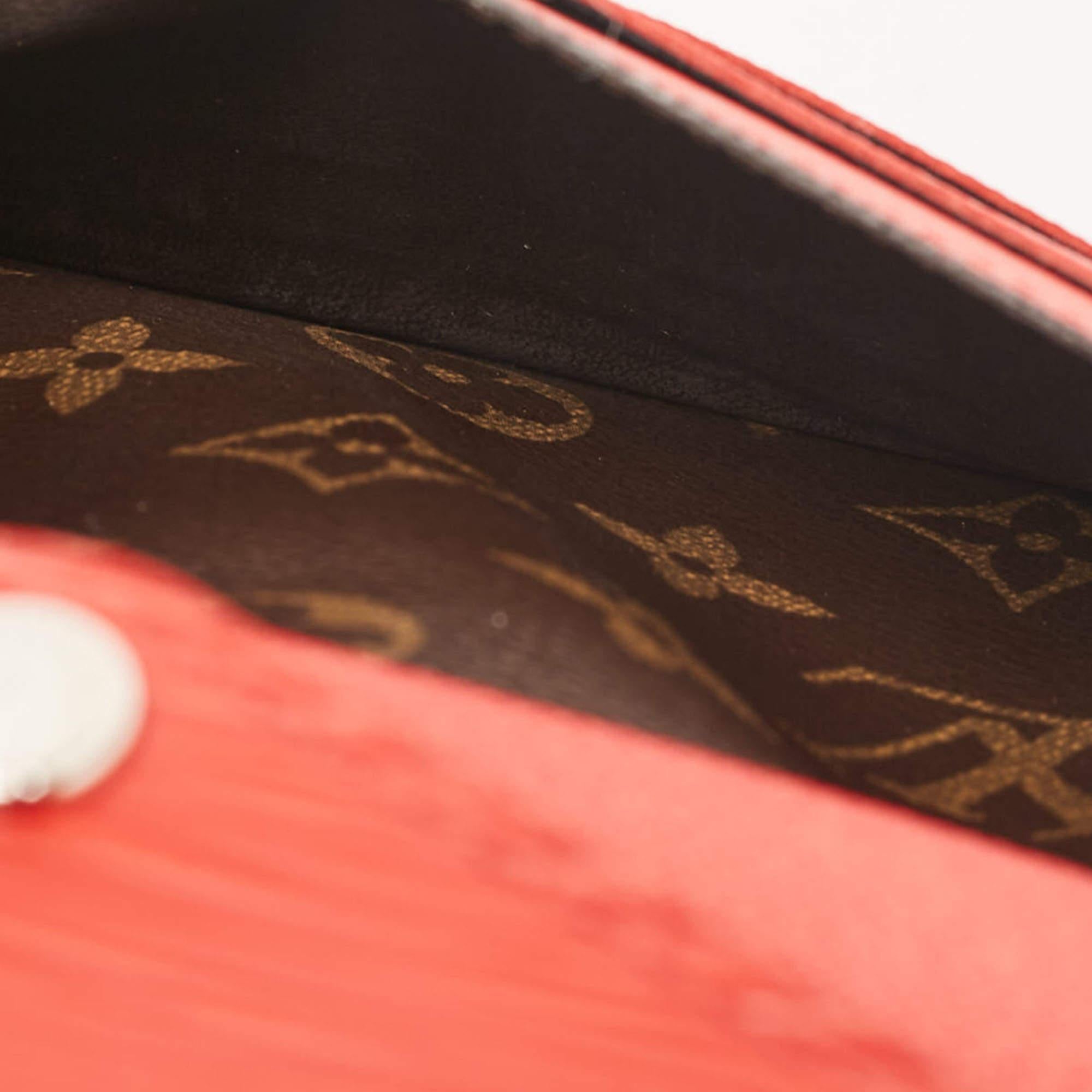 This designer wallet is an immaculate balance of sophistication and rational utility. It has been designed using prime quality materials and elevated by a sleek finish. The creation is equipped with ample space for your monetary essentials.
