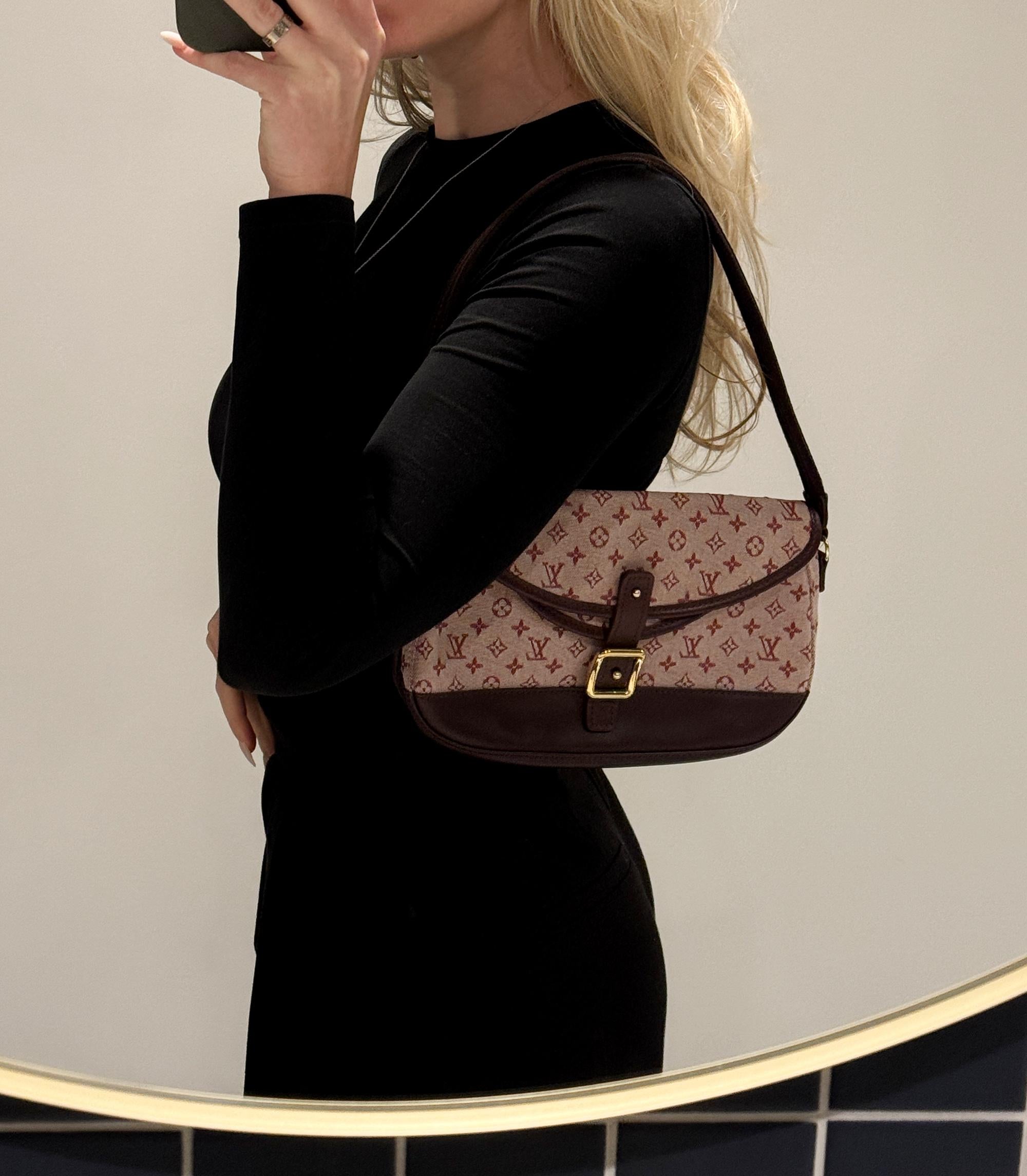 Louis Vuitton Cherry Mini Lin Monogram Canvas & Rindsleder Vintage By 

Details zum Produkt
Xupes Ref: CB1520
Marke: Louis Vuitton
Modell: Marjorie 
Typ: Schulter, Henkel, Clutch
Seriennummer: TH0073
Alter: 2003
Begleitet von: Louis Vuitton
