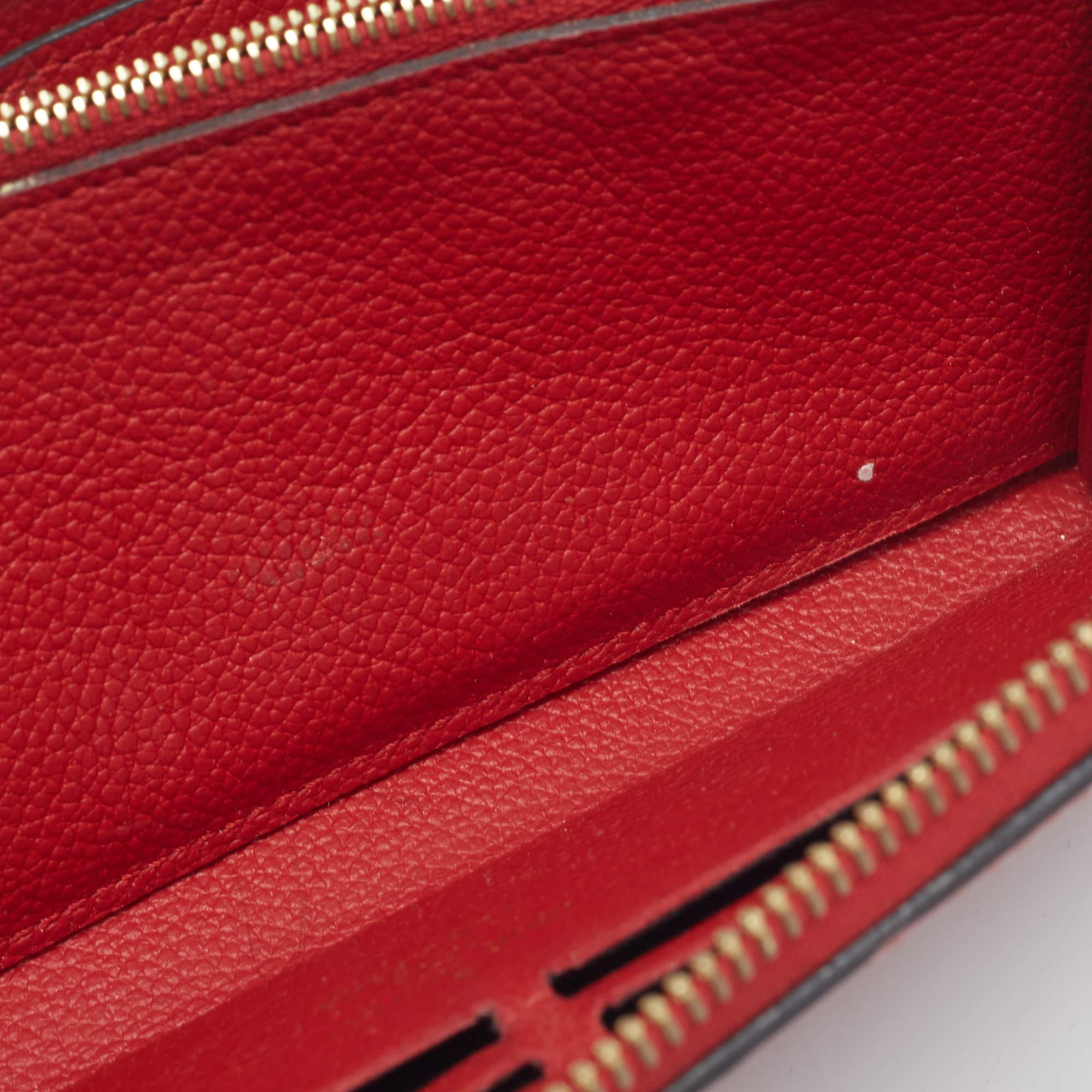 Questo elegante portafoglio LV rosso porta con sé un tocco di lusso e di stile immenso. È perfettamente realizzato per trasportare in modo ordinato le tue carte e i tuoi contanti.