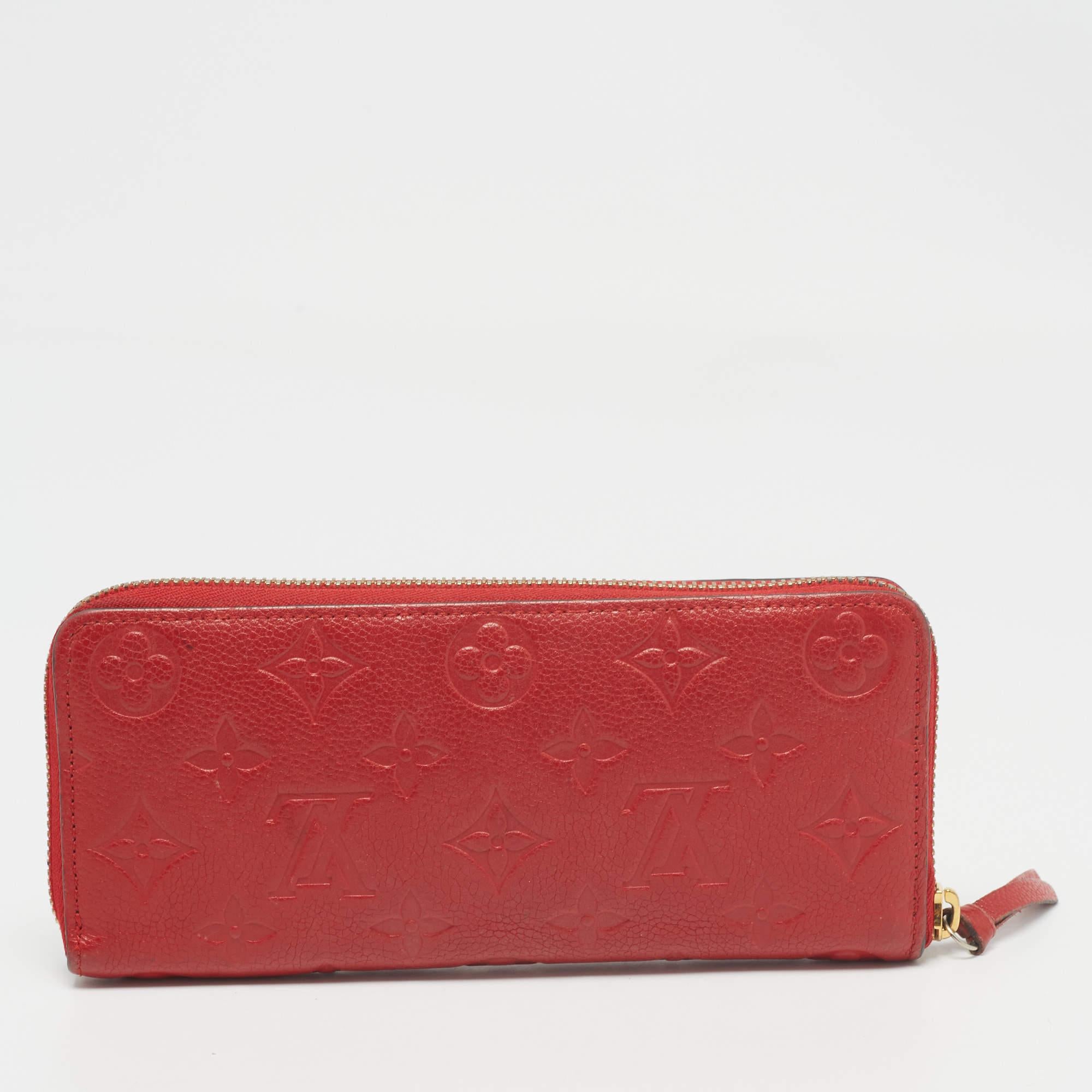 Louis Vuitton Portafoglio Clemence in Pelle Empreinte con Monogram Ciliegia in vendita 2