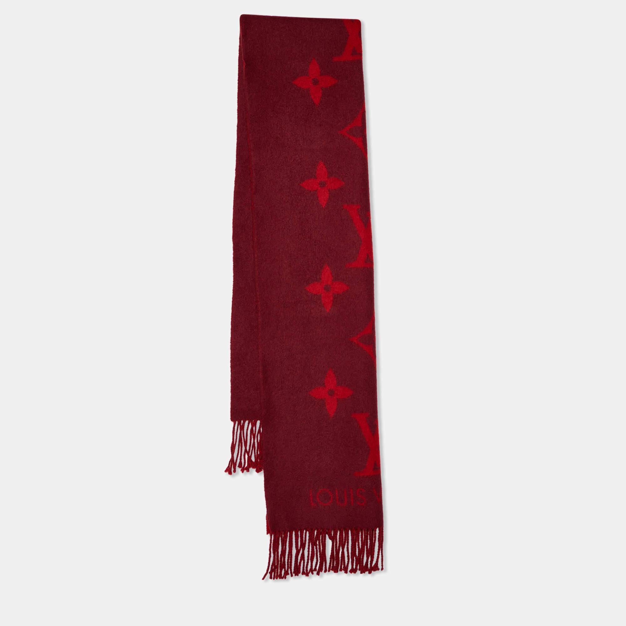 This designer scarf is a fun way to accessorise your outfits. It features a stylish design and is cut from smooth fabric. The scarf will surely elevate all your looks.

