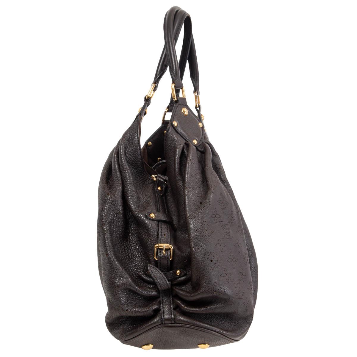 100% authentique Louis Vuitton Monogram Mahina Leather Large Shoulder Bag en cuir grainé Monogram perforé brun espresso. S'ouvre avec un fermoir en métal doré et une lanière avec crochet. Doublé d'alacantara marron, avec une poche zippée au dos et