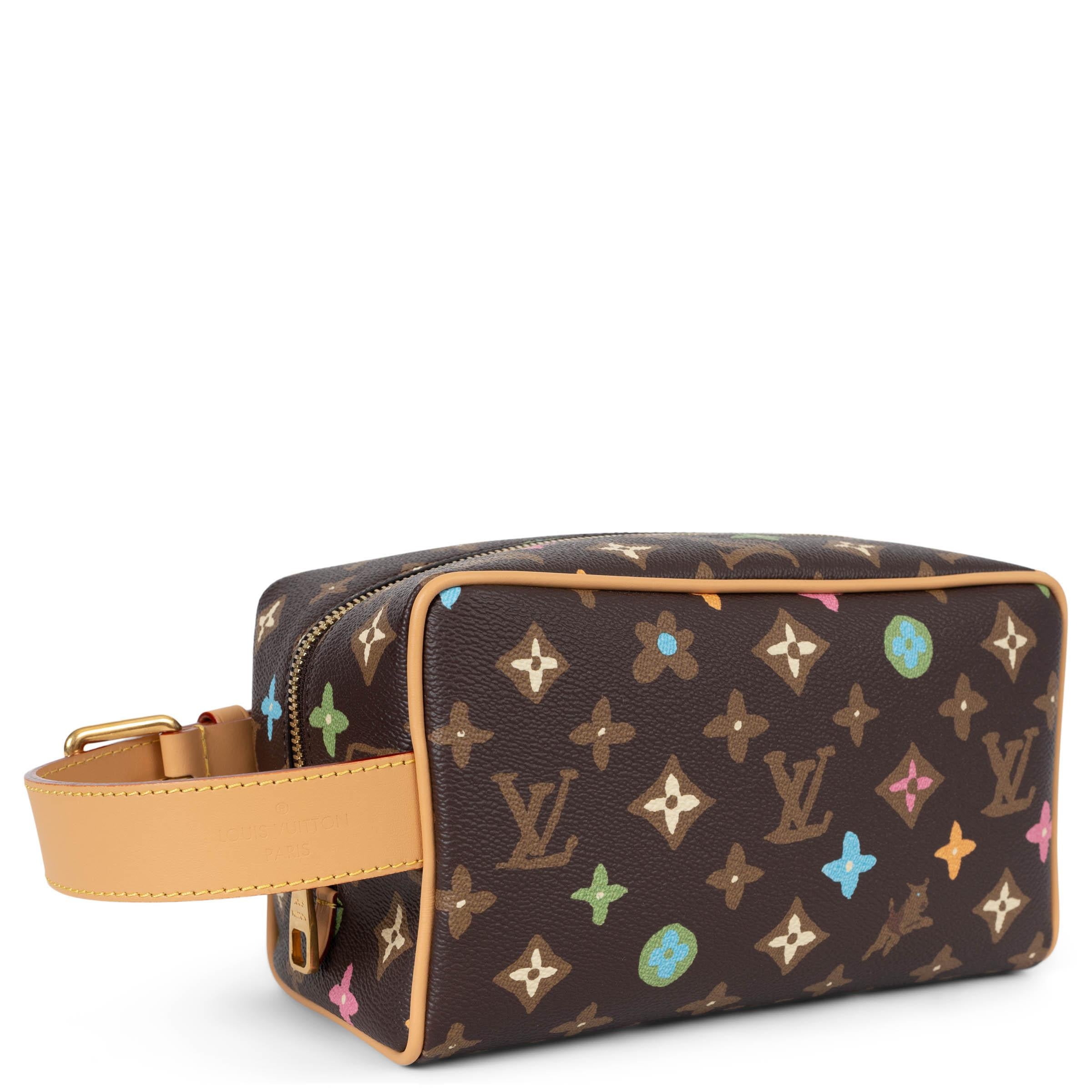 Cette trousse de toilette Locker Dopp Kit 100% authentique de Louis Vuitton en toile Monogram Chocolat est un indispensable de voyage. Conçu en collaboration avec Tyler, son imprimé Monogram artistique dessiné à la main ajoute une touche audacieuse