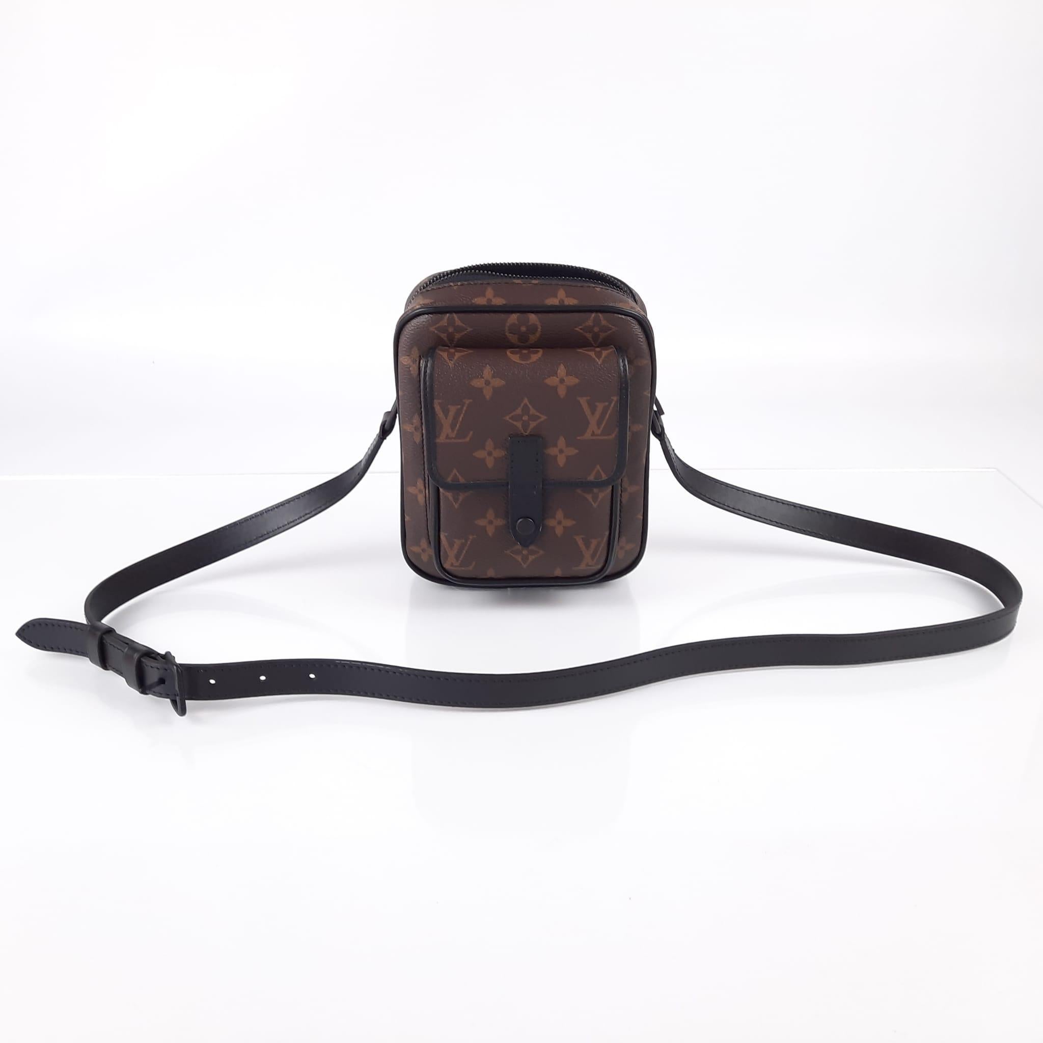 Monogram Macassar coated canvas and cowhide leather
Cowhide-leather trim
Textile lining
Matte black hardware
Large zipped compartment
Front pocket with leather clasp
Inside flat pocket
Strap: Non-removable, adjustable
Strap Drop: 50.0 cm
Strap drop
