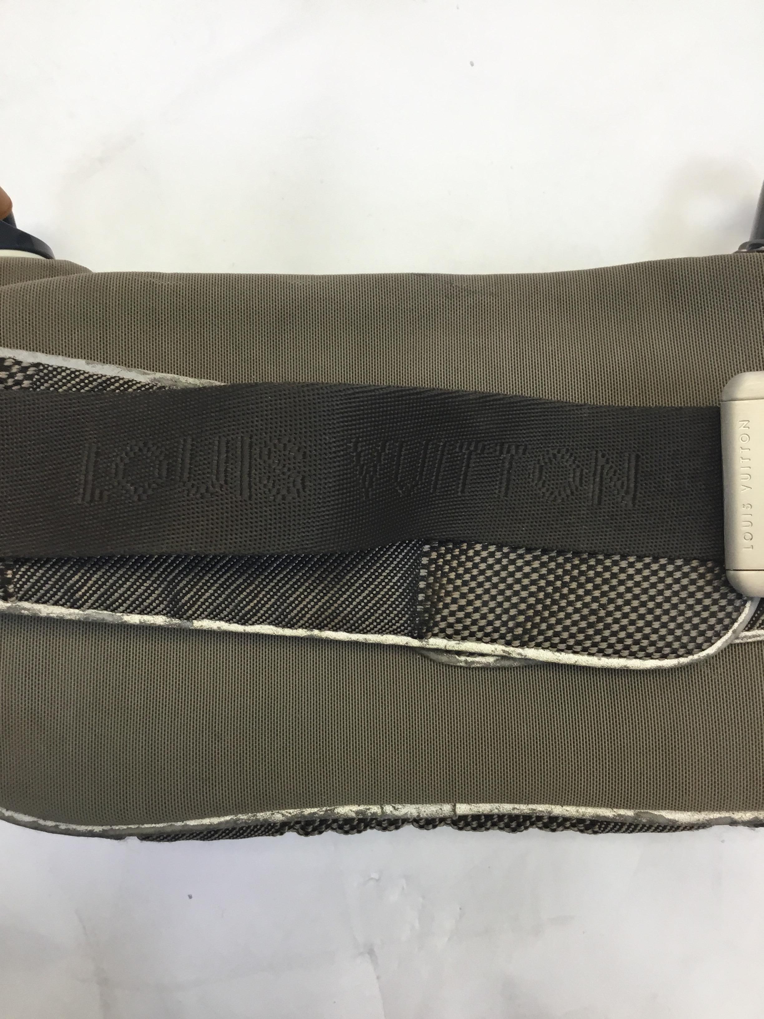 Louis Vuitton Cienture Jogging Fanny Pack In Good Condition For Sale In Narberth, PA