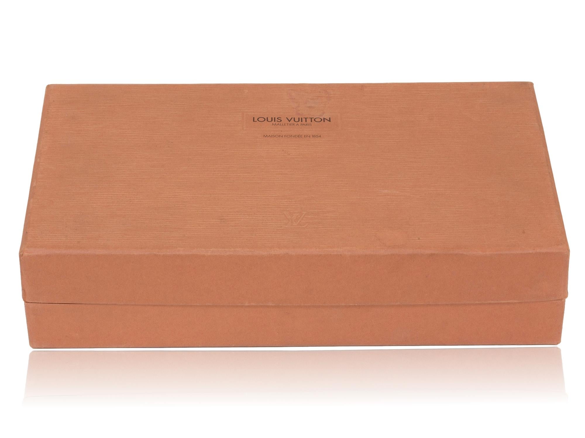 SPEDIZIONE GRATUITA IN TUTTO IL MONDO 

Con il marchio dell'iconico Monogram di LV

Dalla nostra collezione di scatole, siamo lieti di offrire questo raro esempio di Louis Vuitton Cigar Case Humidor Coffret de Voyage. L'astuccio è realizzato in