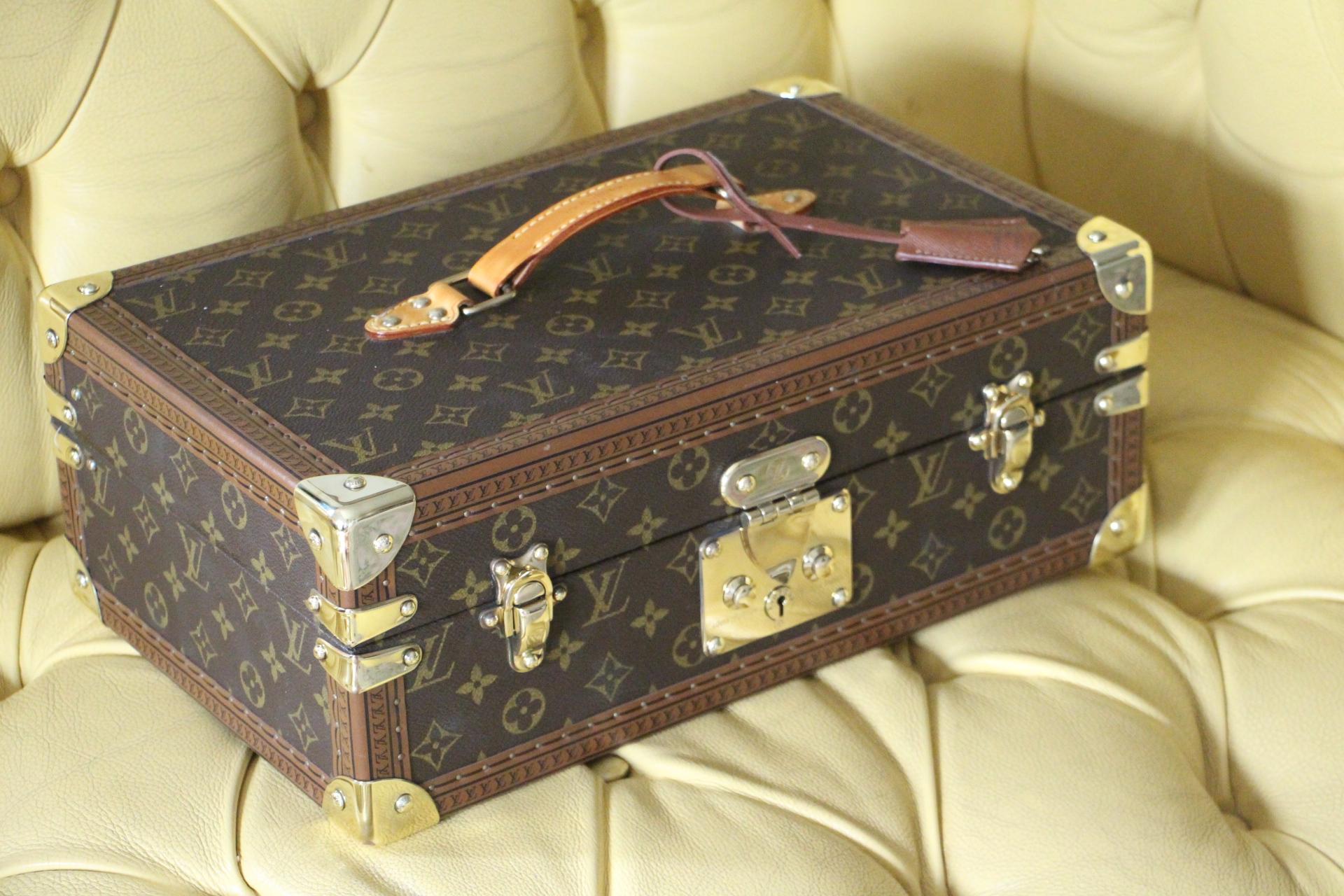 This large Louis Vuitton cigars humidor is very unusual. Indeed, it is hard to find it in monogram canvas. More than a plain cigars box, it was really and originaly designed for travel . It features solid brass corners, stamped lock and clasps as