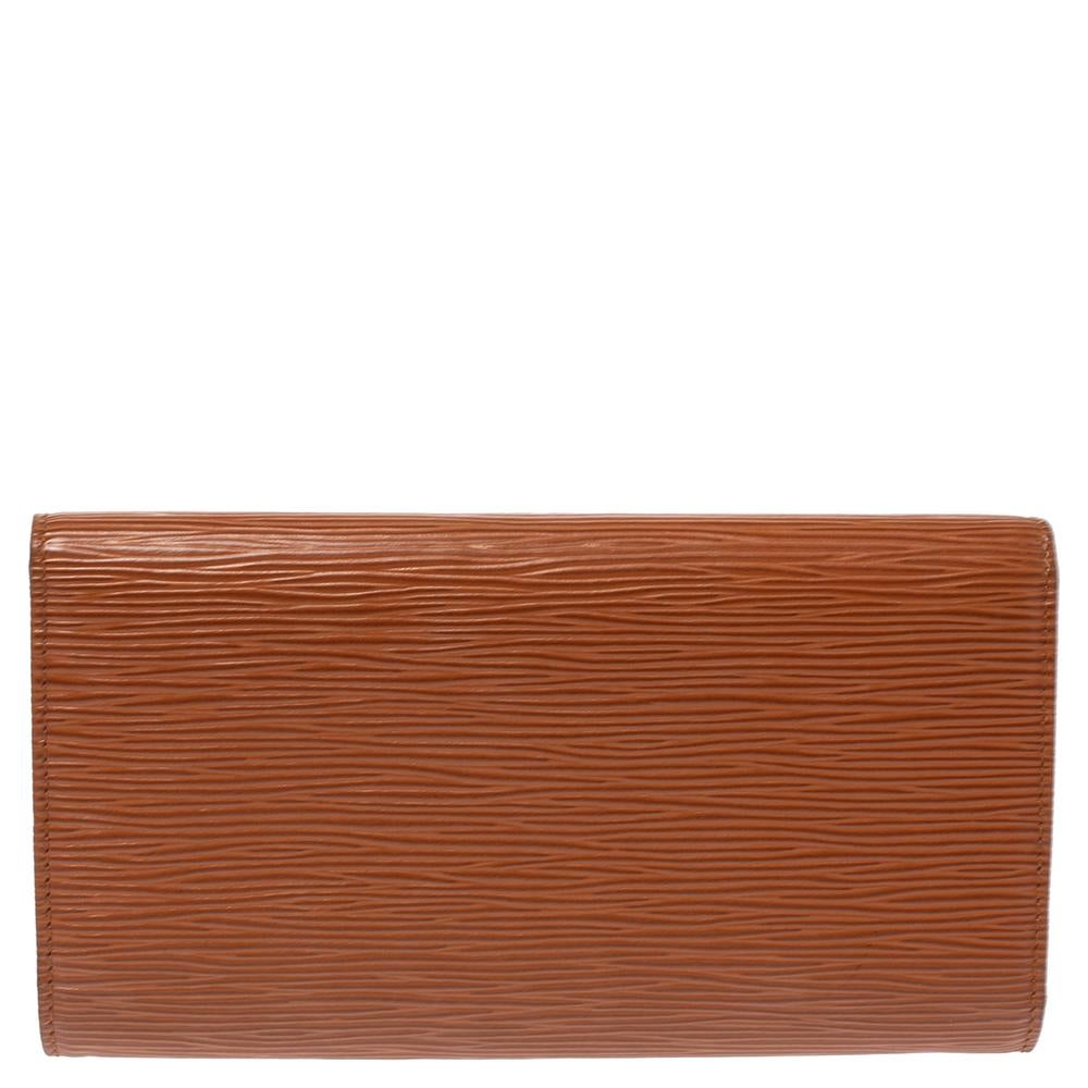 Suave and stylish, this wallet from Louis Vuitton effortlessly fits in your cards and cash. Made from gold-hued Epi leather, this wallet is a long-lasting accessory. The impeccable & functional design of this wallet imparts a signature