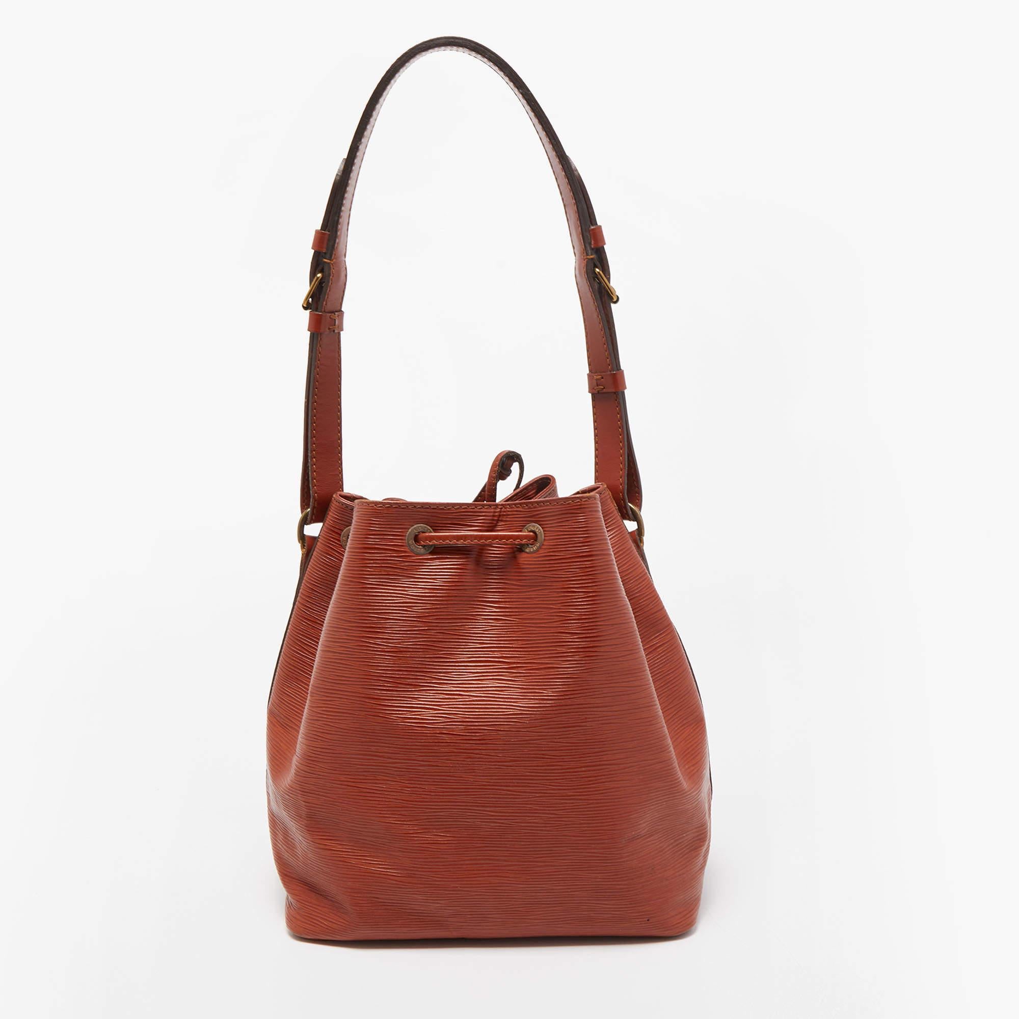 Diese Designertasche wurde sorgfältig hergestellt, um Ihnen ein luxuriöses Accessoire zu bieten, das Sie zu schätzen wissen. Es zeichnet sich durch hohe Qualität und dauerhafte Attraktivität aus. Investieren Sie noch heute in sie!

