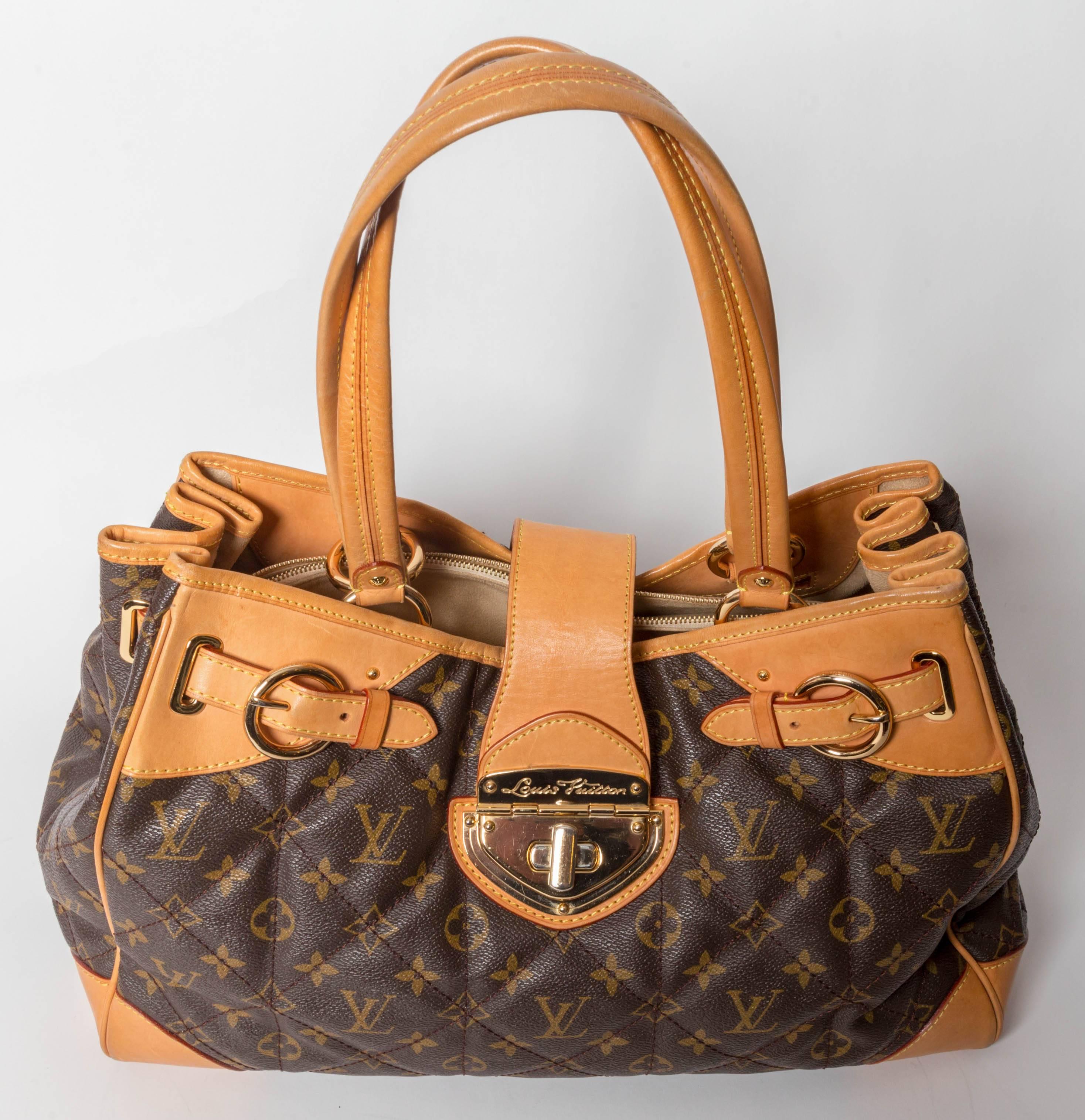 Fabulous Louis Vuitton Cirrus Handbag
In amazing condition, this handbag has 3 huge inner compartments, one with zip closure.
There is also a zip pocket in one compartment.
Dustbag is included.
Some marks to leather corners. Leather color is as
