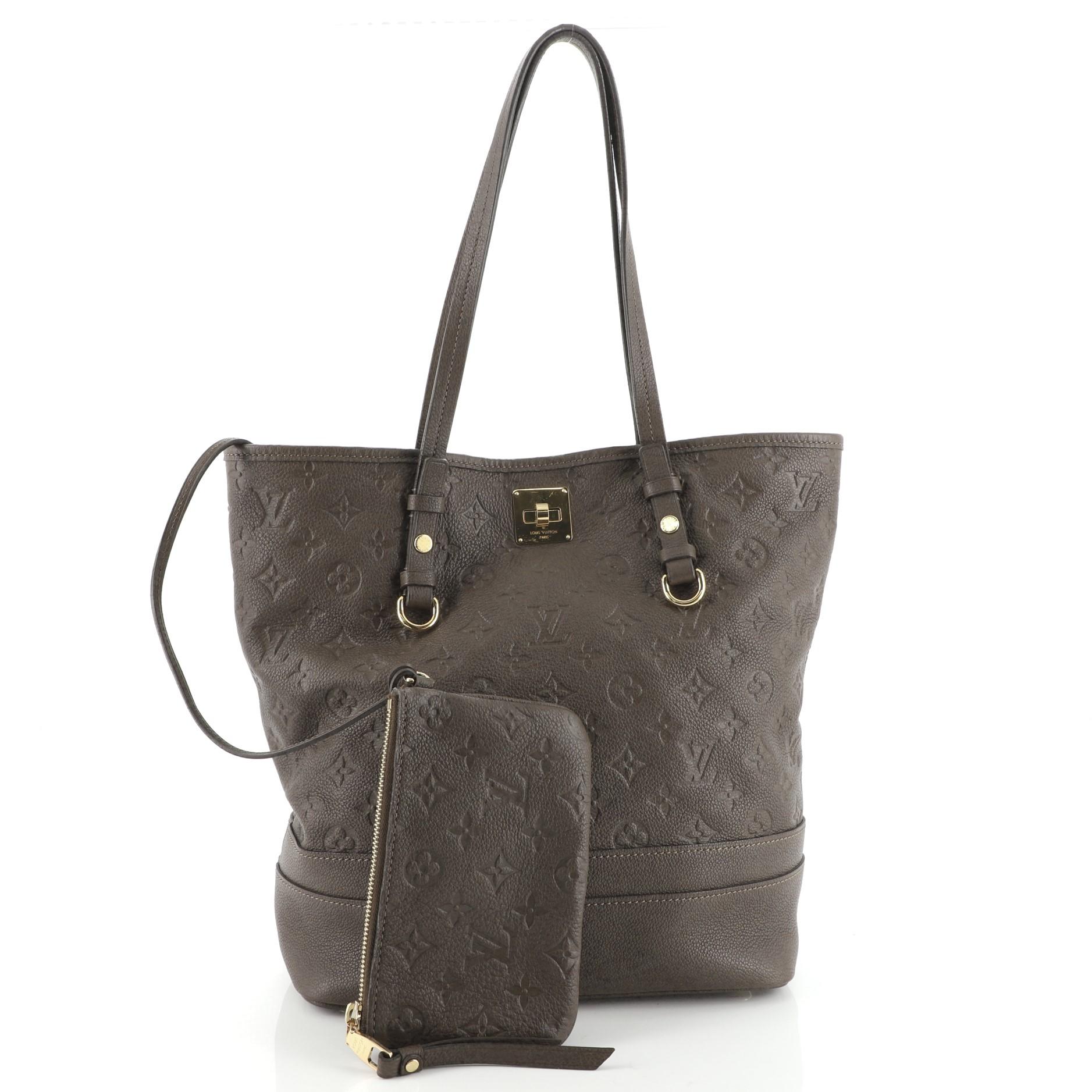 Condition: Outlet. Creasing on exterior, minor wear on base corners and in interior. Heavy cracking on handle and pochette leather trim wax edges, peeling on pochette opening wax edges, scratches on hardware.
Accessories: Pochette
Measurements: