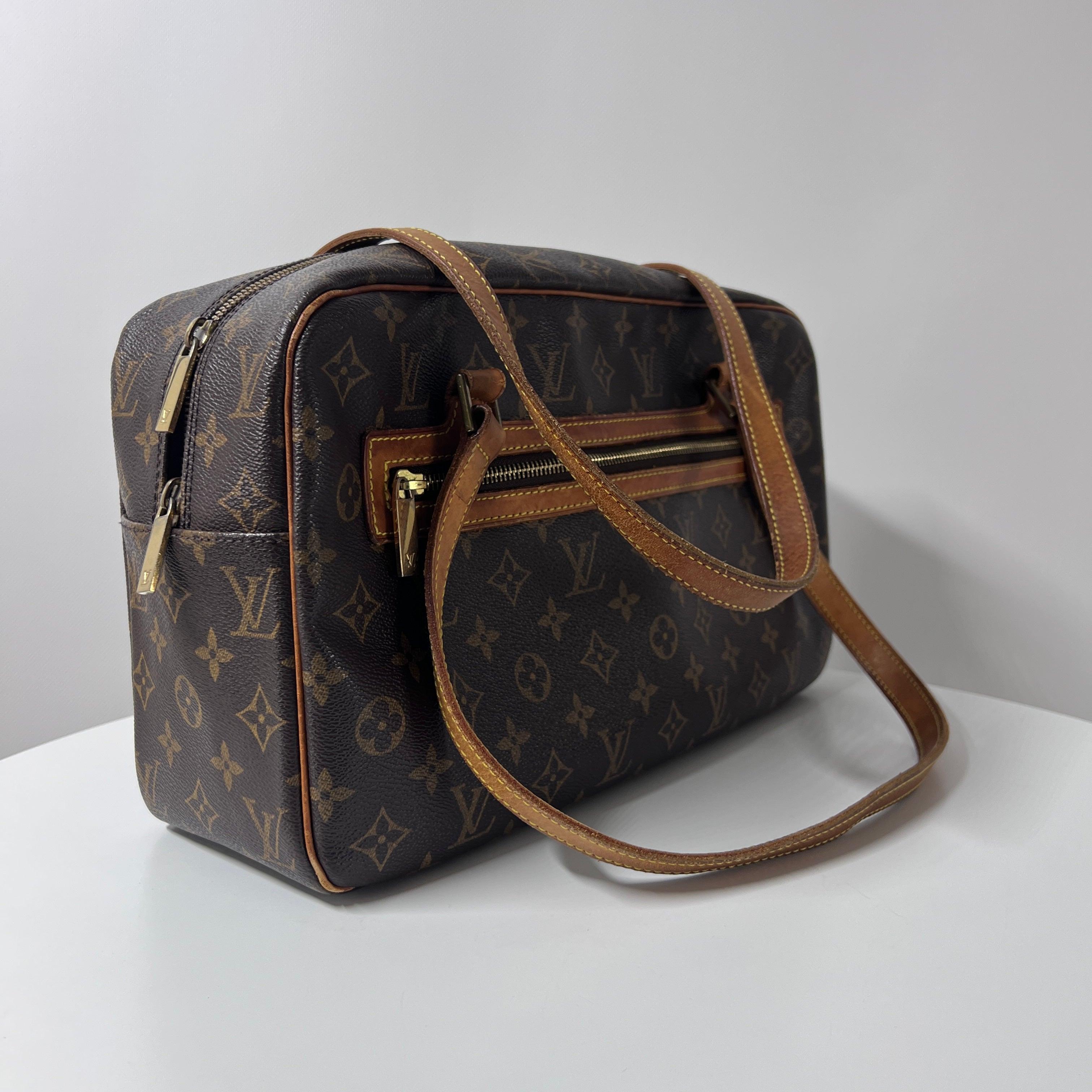 Louis Vuitton Cité MM Shoulder Bag Monogram Canvas Brown 2002 en vente 5