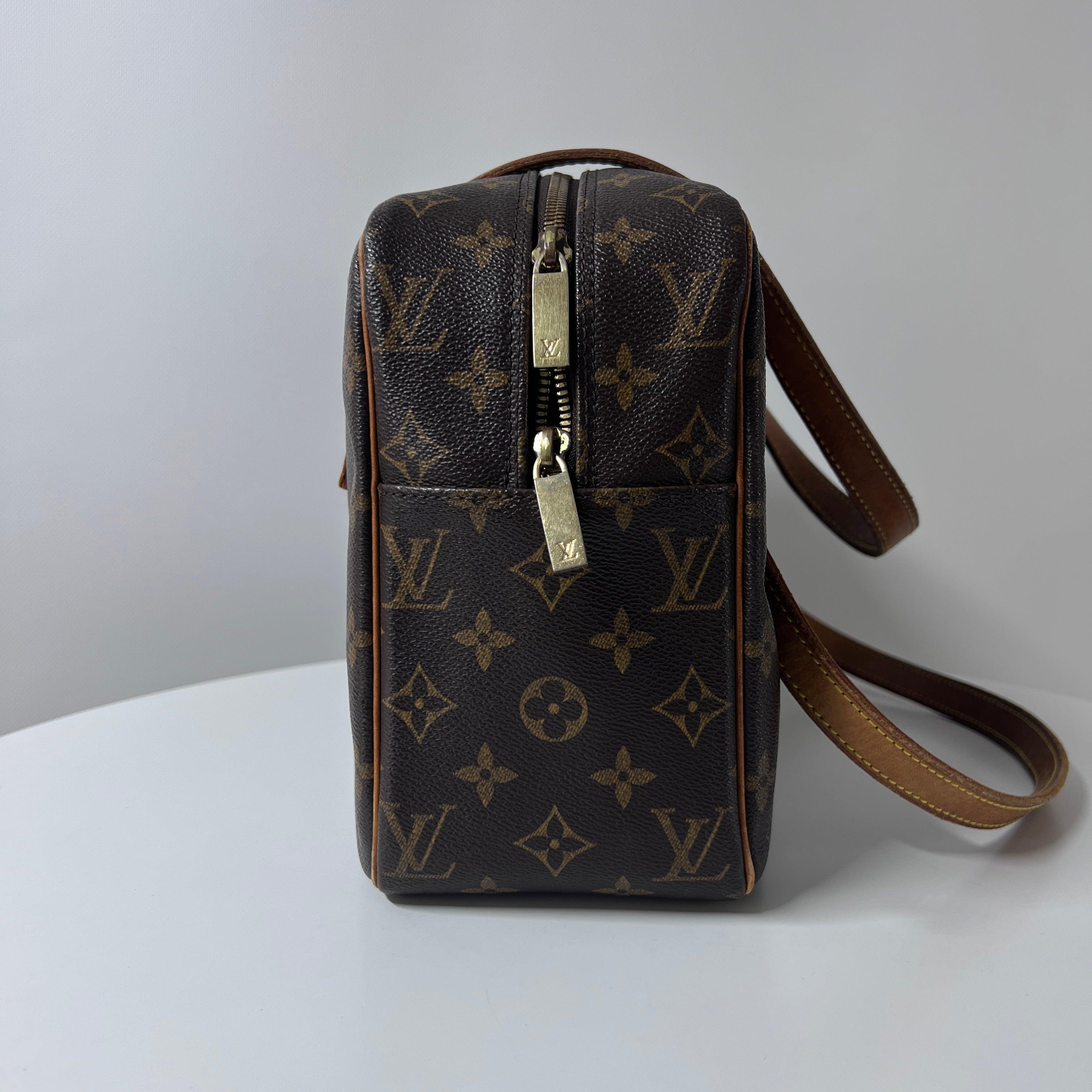 Louis Vuitton Cité MM Shoulder Bag Monogram Canvas Brown 2002 en vente 6