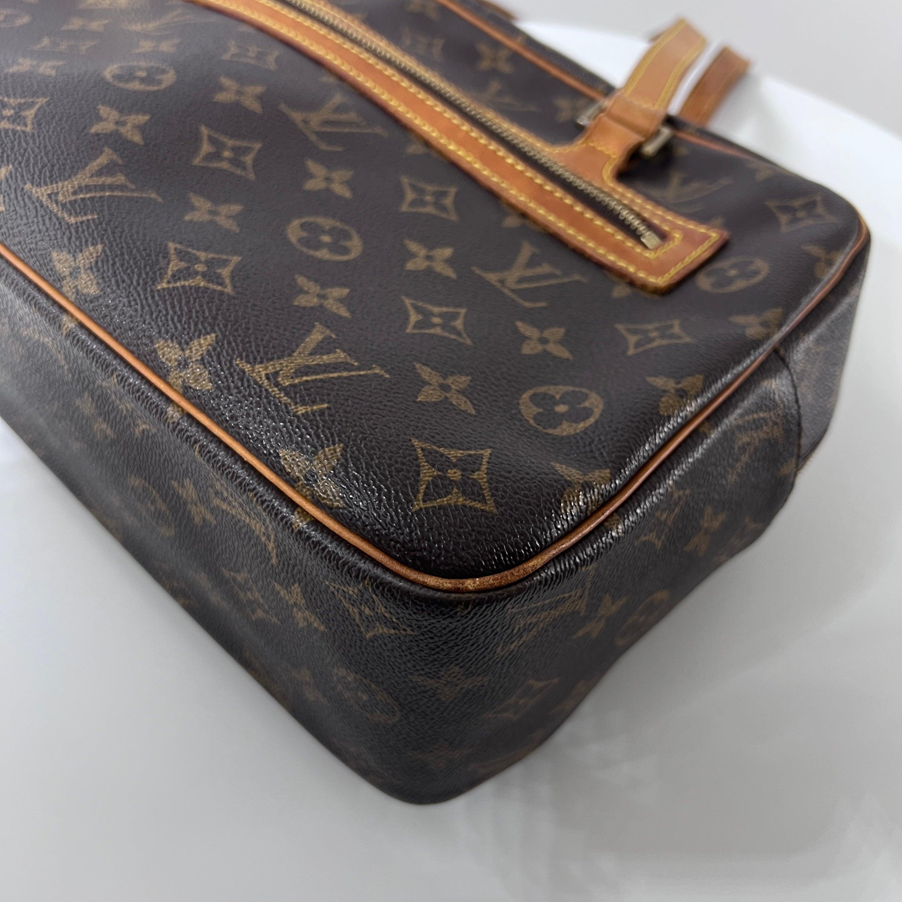 Louis Vuitton Cité MM Shoulder Bag Monogram Canvas Brown 2002 Excellent état - En vente à SAINT-OUEN-SUR-SEINE, FR