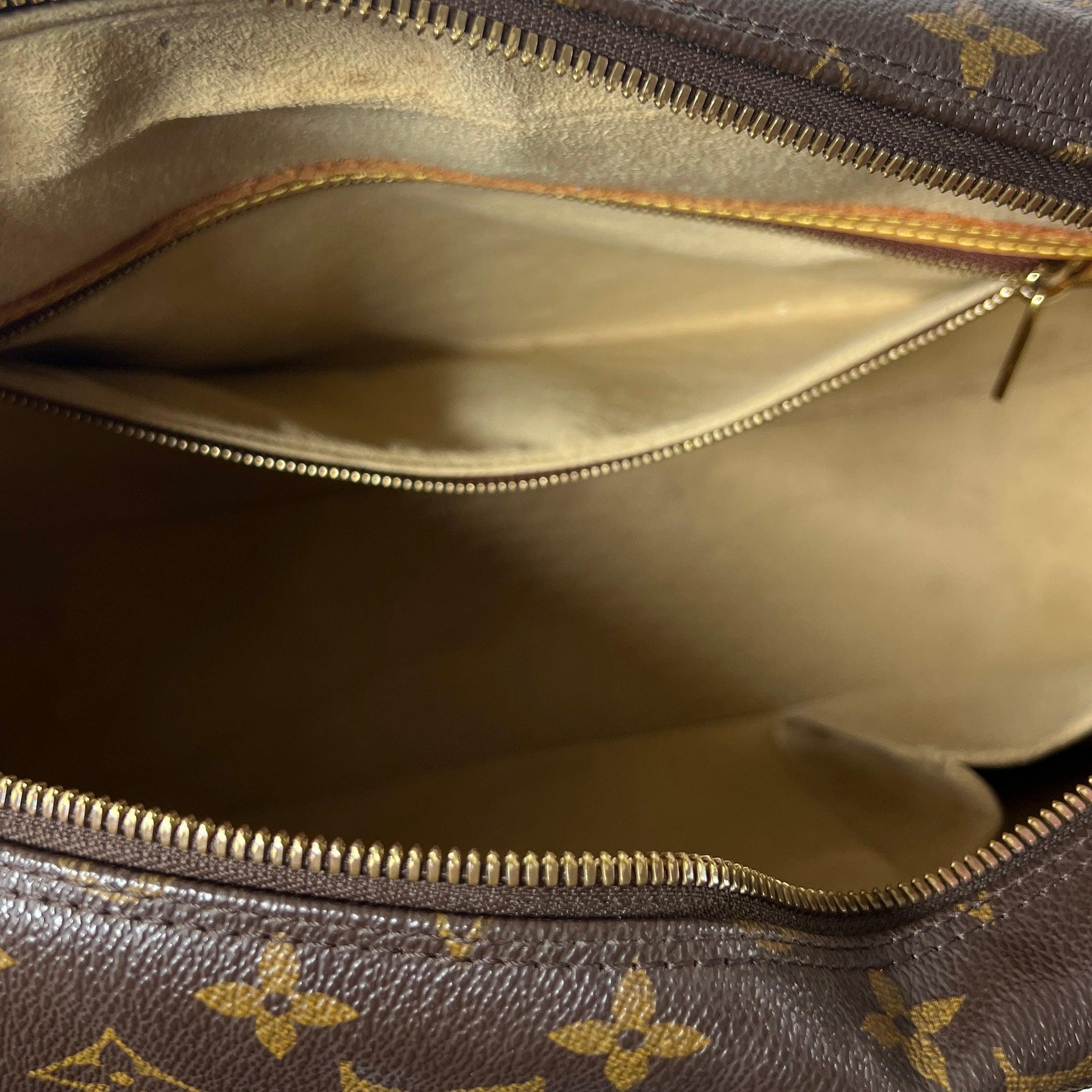 Louis Vuitton Cité MM Shoulder Bag Monogram Canvas Brown 2002 en vente 3