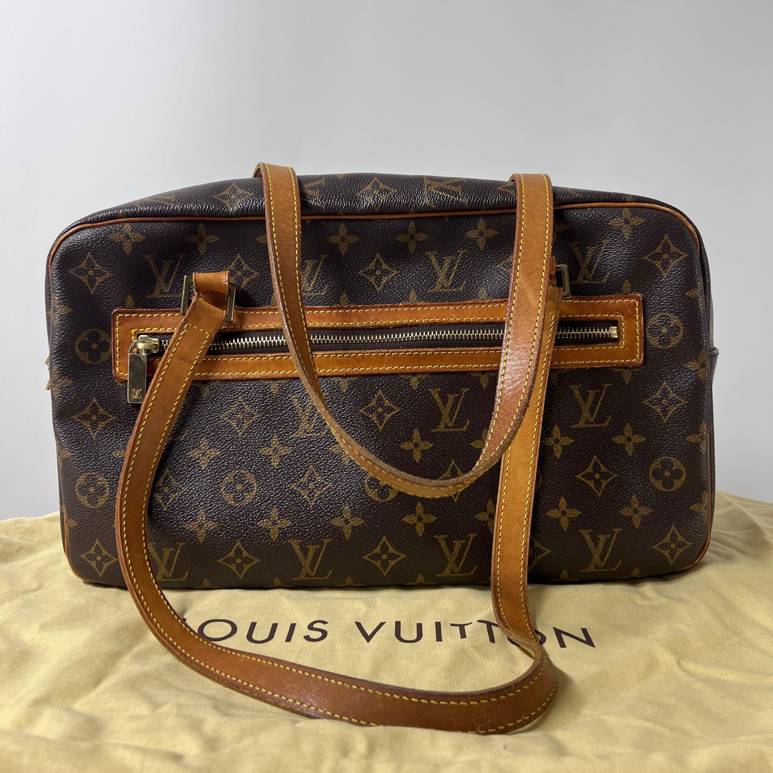 Louis Vuitton Cité MM Shoulder Bag Monogram Canvas Brown 2002 en vente 4