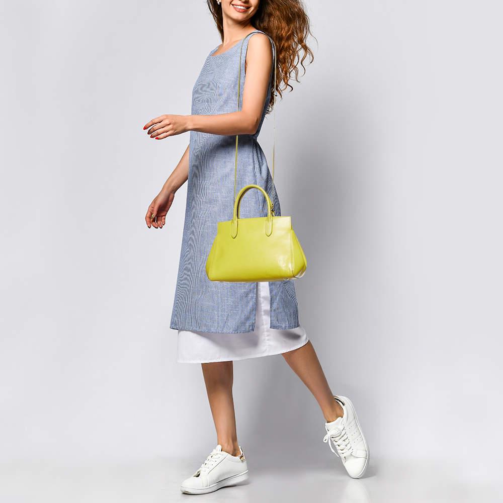 Los bolsos de diseño son compañeros ideales para muchas ocasiones Aquí tenemos una pieza que aúna moda y funcionalidad, elaborada con precisión. Está equipado con un interior bien dimensionado en el que caben fácilmente todos tus objetos esenciales.