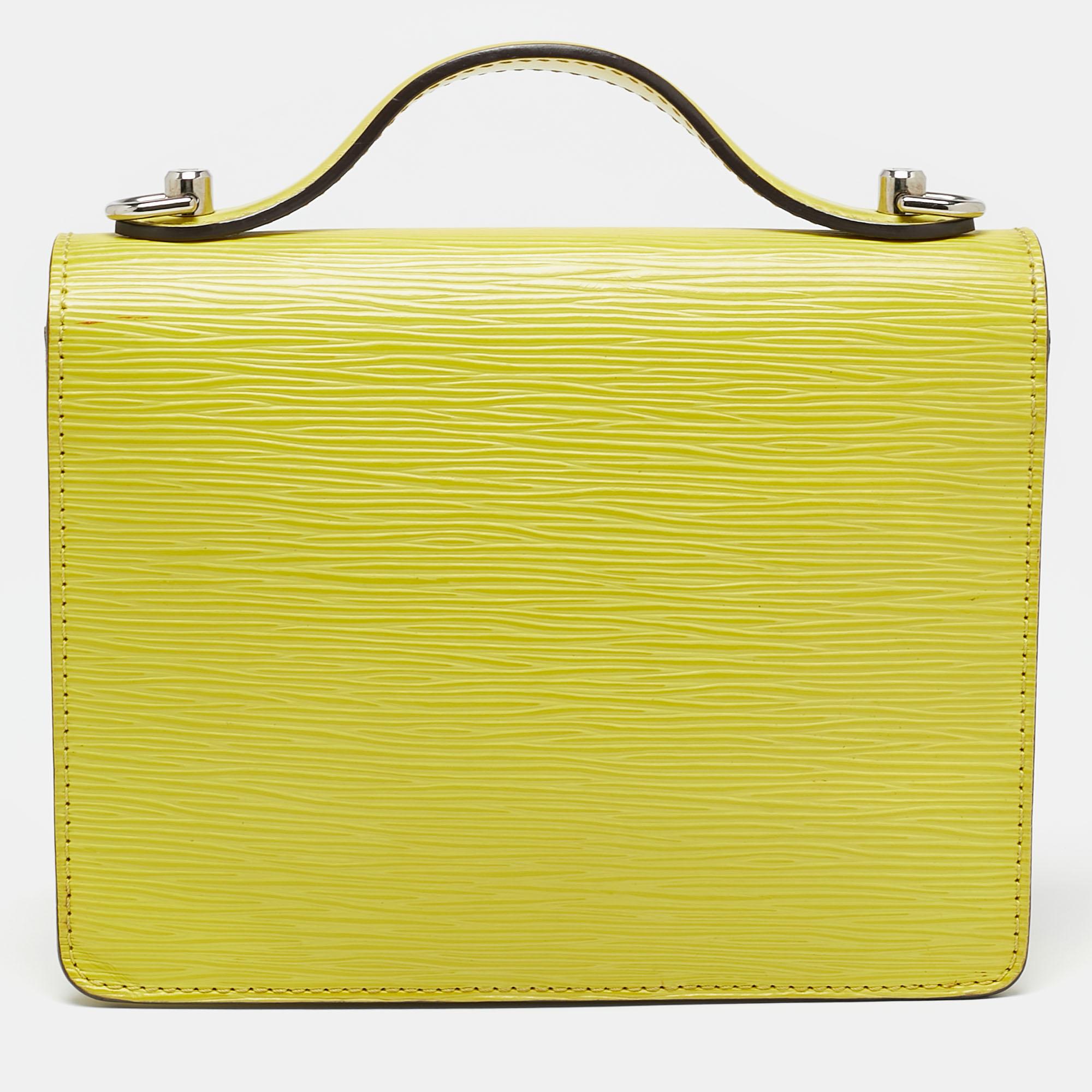 Showcasing a beautiful citron color, this Louis Vuitton bag is a bundle of perfection. It is designed with Epi leather and silver-tone hardware and has a front flap that reveals a spacious interior for your essentials. Its top handle is coupled with