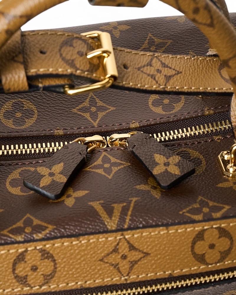 Louis Vuitton City Cruiser MM Monogram Reverse Borsa a tracolla en vente 11