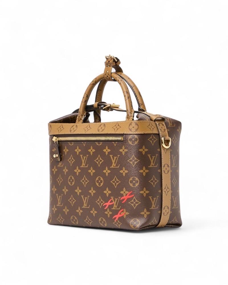 Borsa firmata Louis Vuitton, modello City Cruiser nella misura MM, realizzata in tela marrone nella classica fantasia monogram reverse con hardware dorato. Dotée d'une fermeture à glissière avec deux curseurs, rivestita internamente in tessuto