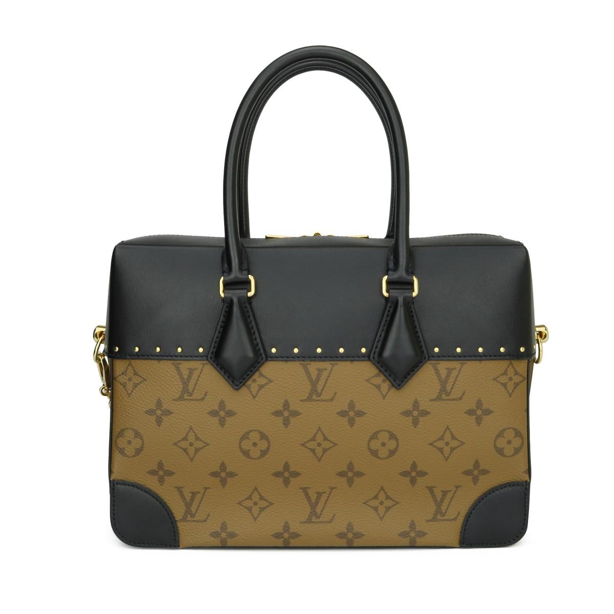 Louis Vuitton City Malle MM Bag Reverse Monogram with Gold Hardware 2018.

This bag is in excellent condition.

- Exterior Condition: Excellent condition, corners show no visible wear. Outside of the bag shows minor signs of wear.

- Interior