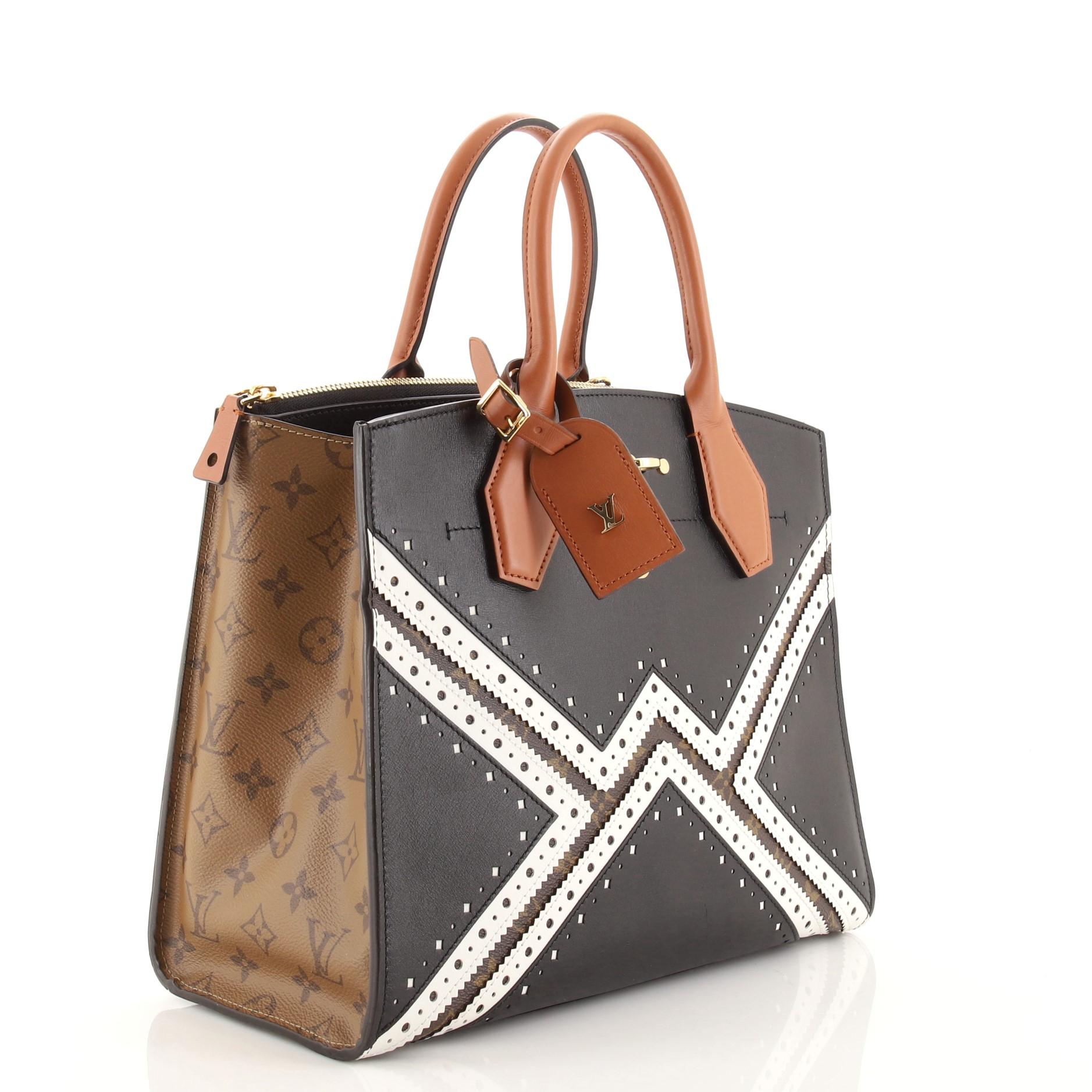Zustand: Sehr gut. Moderate scuffs and indentations on exterior, slight wear on base corners, cracking on handle wax edges, scuffs and creasing on strap, handles and in interior, scratches on hardware.
Accessories: Keys, Luggage Tag, Lock, With