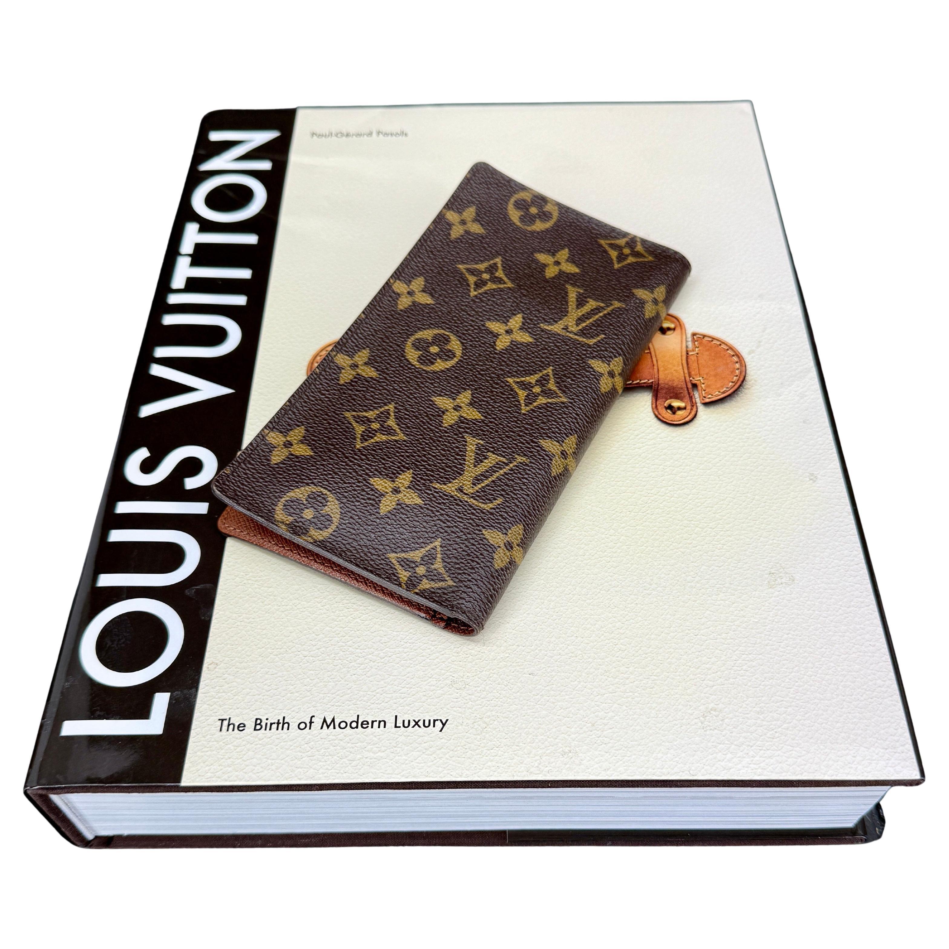 For those with plenty to carry, this Louis Vuitton Monogram canvas wallet is an excellent choice and a  great unused condition.
This spacious LV Monogram canvas wallet features:
6 credit card slots
1 ID or business cards slot
Inside flat