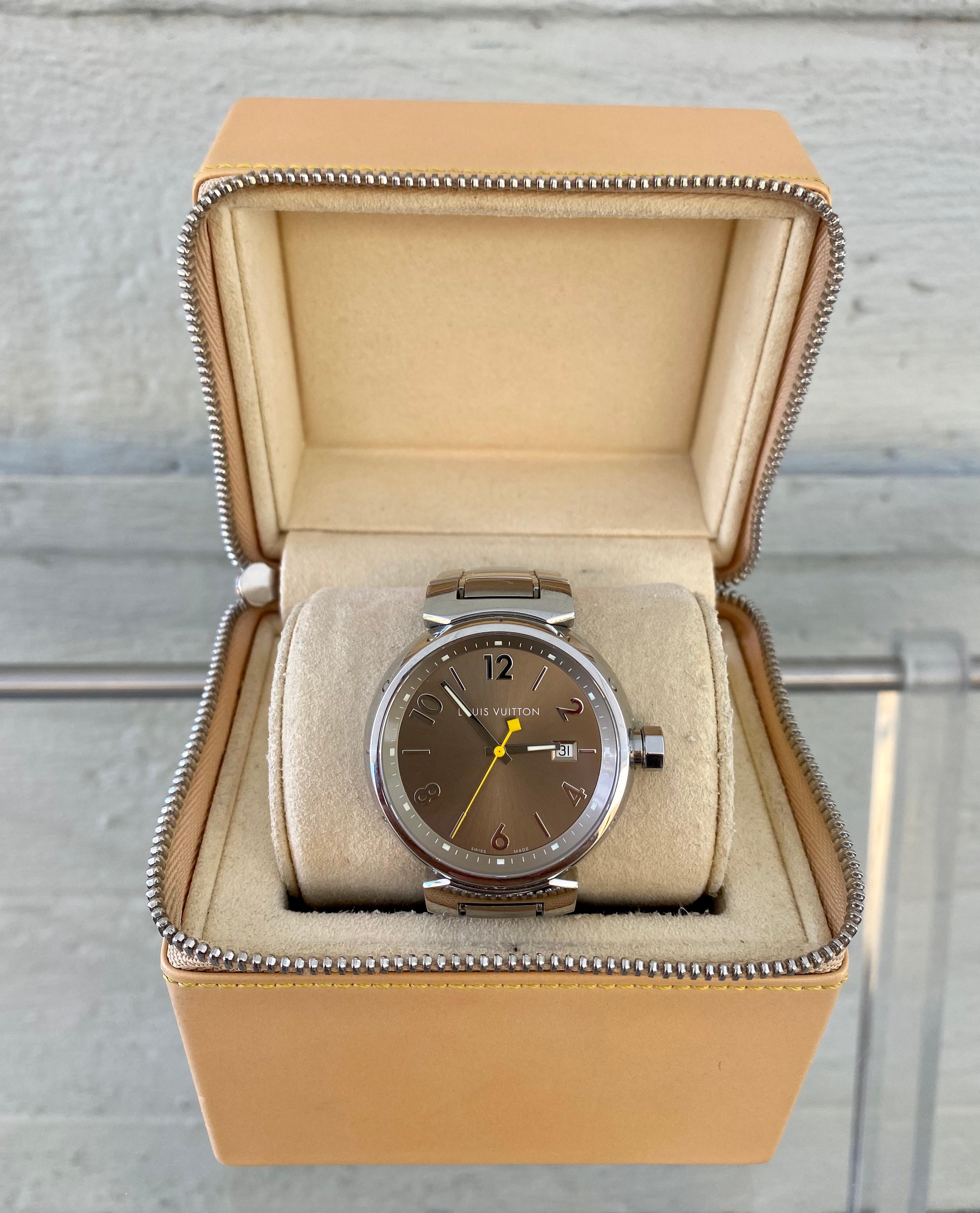 Classique et intemporel  Louis Vuitton Tambour. Cette élégante collection de montres a été lancée en 2000. Depuis, elle est devenue la montre emblématique de la marque. Il est proposé dans différents styles pour l'homme ou la femme. Le Tambour, qui