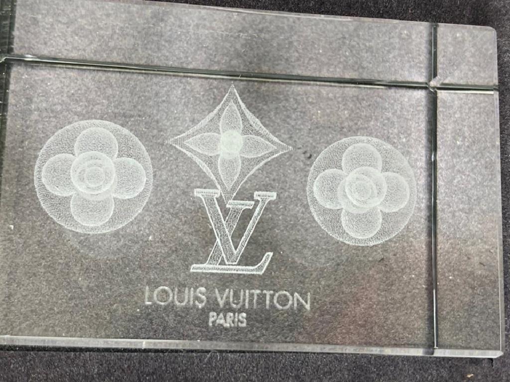 Louis Vuitton Clear Crystal Fleur Paperweight 2la530 In Good Condition In Dix hills, NY