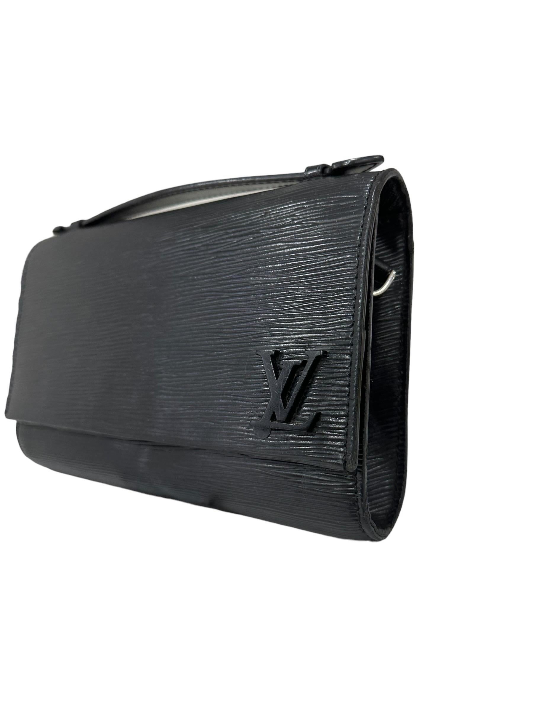 Borsa firmata Louis Vuitton, modello Clery, realizzata in pelle epi nera con hardware neri. Dotata di una patta frontale con chiusura a bottone calamitato, internamente rivestita in tessuto nero, capiente per l’essenziale. Munita di un manico