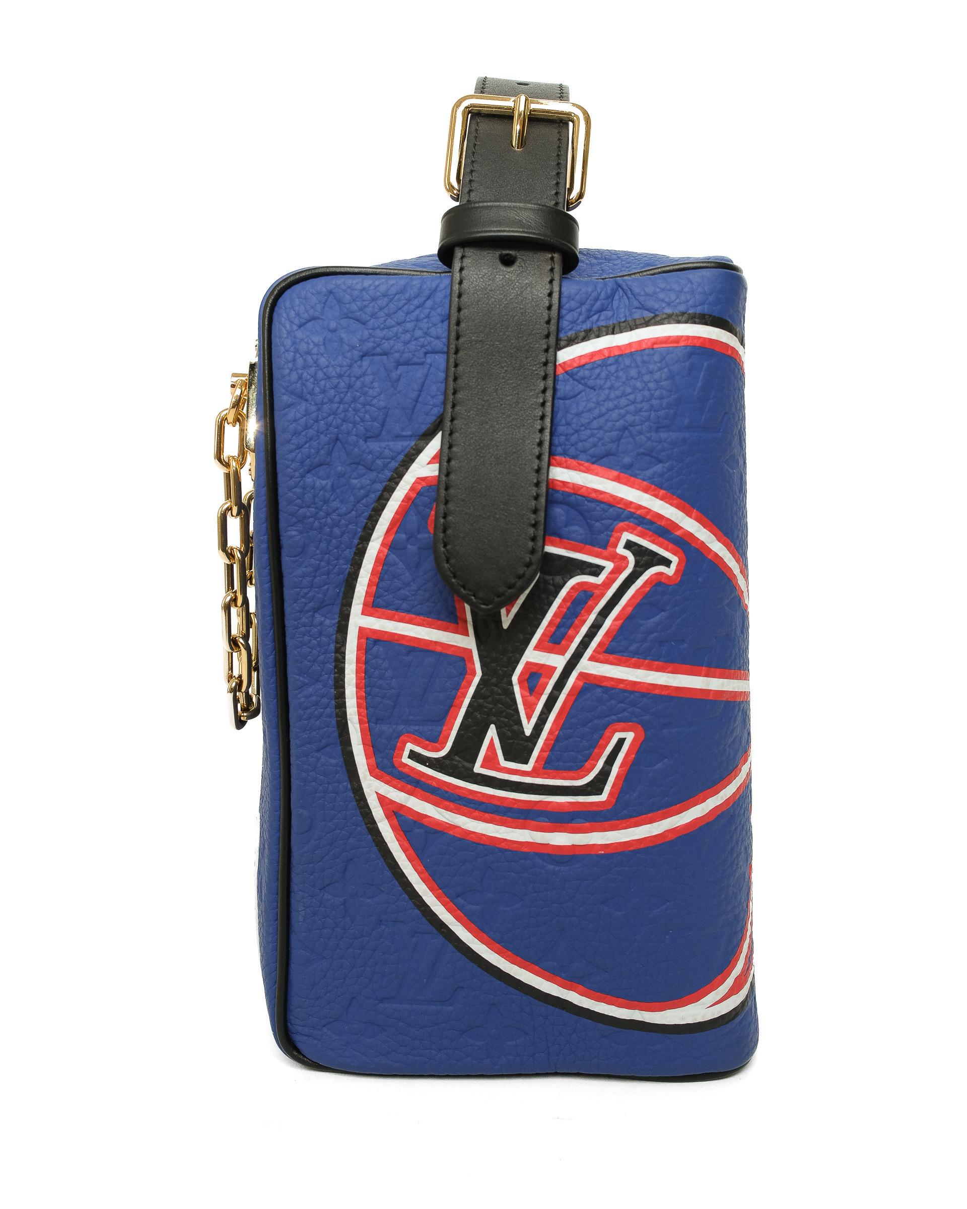 Marsupio firmato Louis Vuitton in collaborazione con NBA cloakroom Dropp, realizzato in pelle blu con inserti neri e hardware dorati. Dotata di una chiusura a zip semicircolare, internamente rivestito in tessuto nero, capiente per l’essenziale.