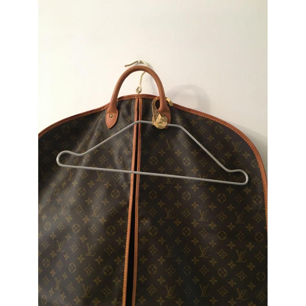 Louis Vuitton Cloth Travel Bag in Brown

Louis Vuitton clothes hanger. In LV logo canvas and leather. Golden hardware. opening with front zip. Inside there are 2 LV hangers. 
103 cm high, 62 cm wide. Excellent condition, very well kept.

General