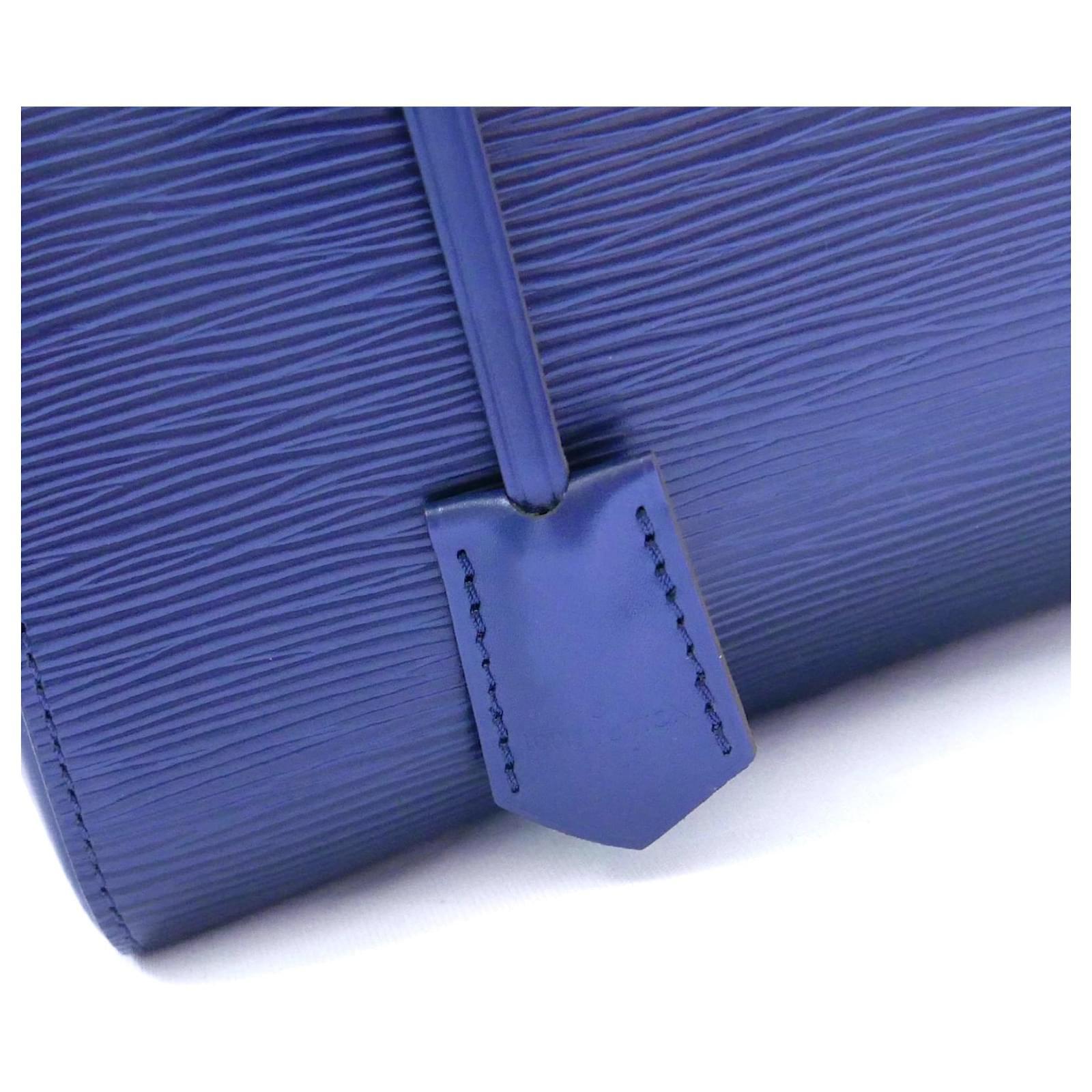 Wunderschöne Louis Vuitton Cluny BB Handtasche aus kultigem navyfarbenem Epi-Leder. Einmal benutzt und mit Staubbeutel und Pflegeanleitung geliefert. Sie hat eine superschicke, strukturierte Form mit oberem Henkel und optionalem Schulterriemen. Mit